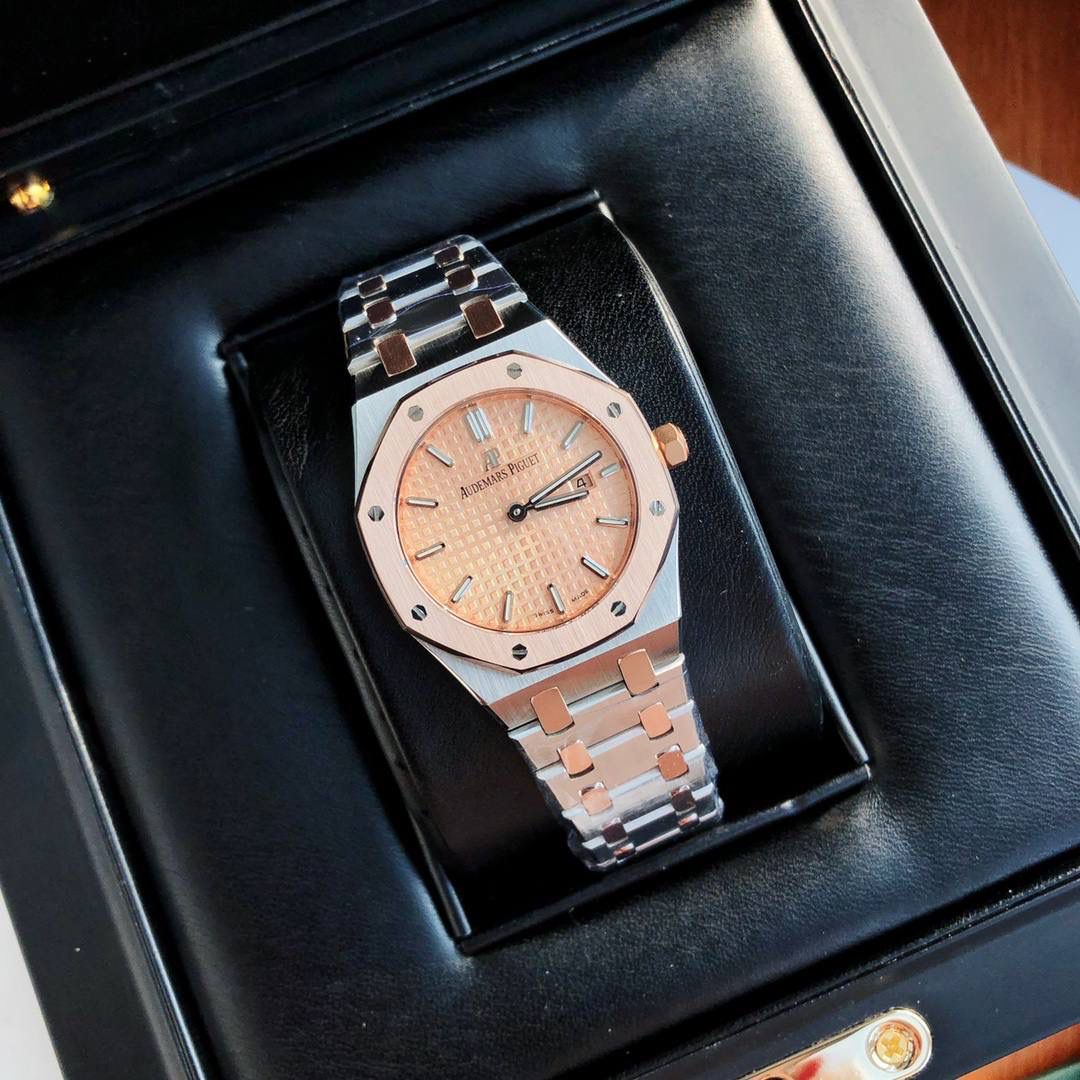 新年好礼！专柜很难买的AP女款到货啦！今天我们介绍的就是爱彼皇家橡树系列中的女士腕表。其官方型号为67650ST.OO.1261ST.01。爱彼皇家橡树系列独有的八角形外观还拥有爱彼独特的设计风格也将女士优雅风格融入其中，深受女士们的爱戴，即使只有33毫米的小尺寸，也将爱彼独有的纯净美感与刚毅线条展现的淋漓尽致。 搭载瑞士石英机芯、拥有实用的日历显示功能，女士们佩戴起来不会显得沉重 配专柜全套包装出售。这种货一般数量不是很多的。数量有限哦😎🚀🔥