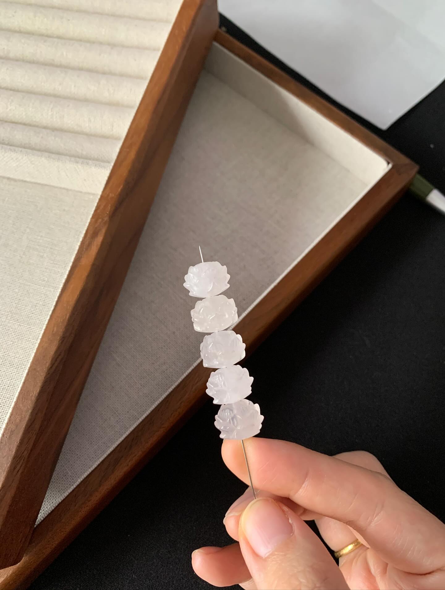 莲花粉晶配饰 ｜ Lotus Rose quartz DIY 13mm RM20是粉色 可是相机吃色 #粉晶搭配 #马来西亚水晶网店 #莲花粉晶 #rosequartz #天然水晶