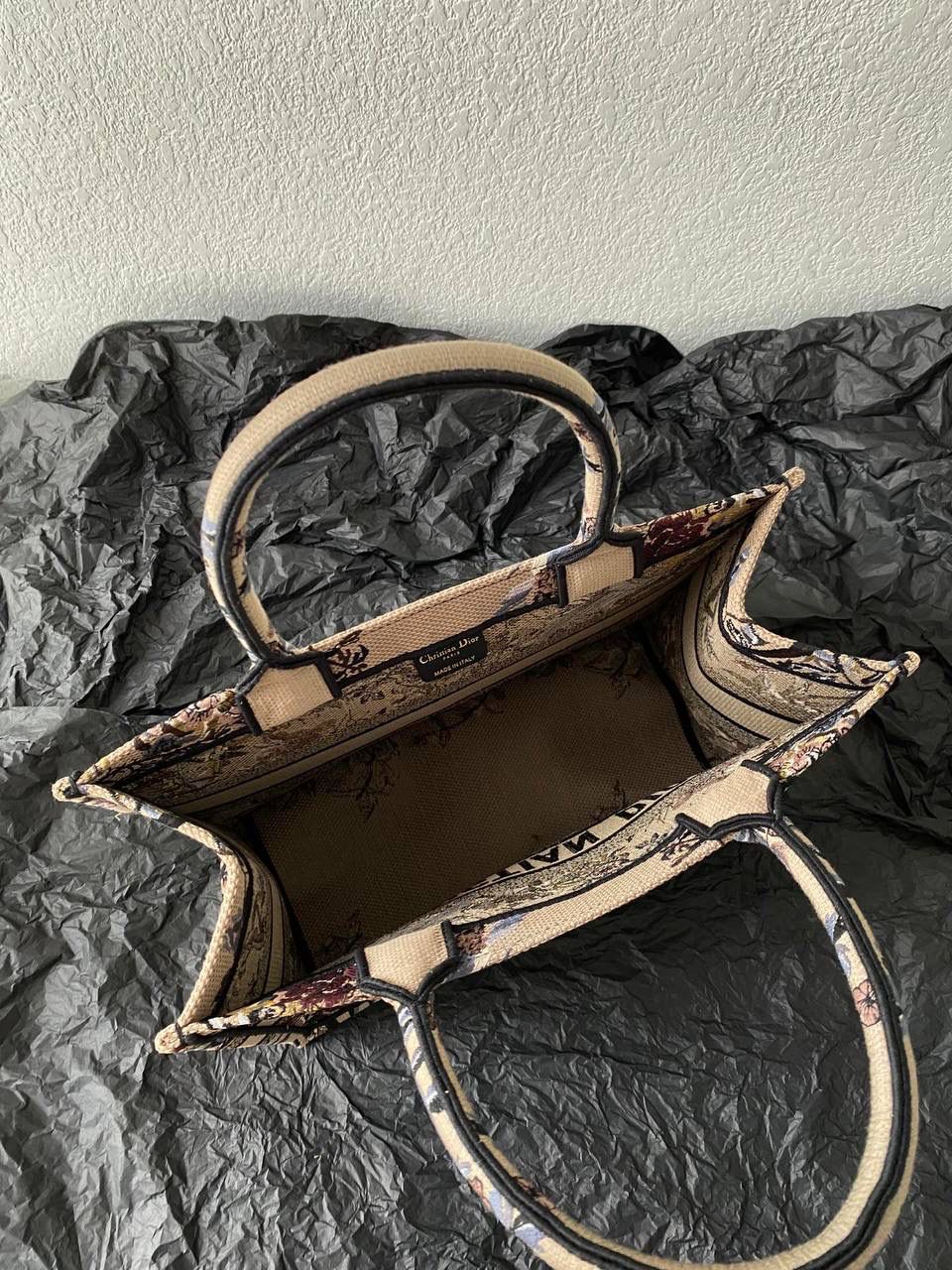 🈶浅咖花卉中号 𝗖𝗗 𝗕𝗼𝗼𝗸 𝘁𝗼𝘁𝗲购物袋"冬日花园" 充满诗意和繁花盛放，对花卉的喜爱 即使在严寒的冬天都要鲜花围绕 这是刻在骨子里的浪漫 这不只是包，还是艺术品😎 36.5×28×17.5cm