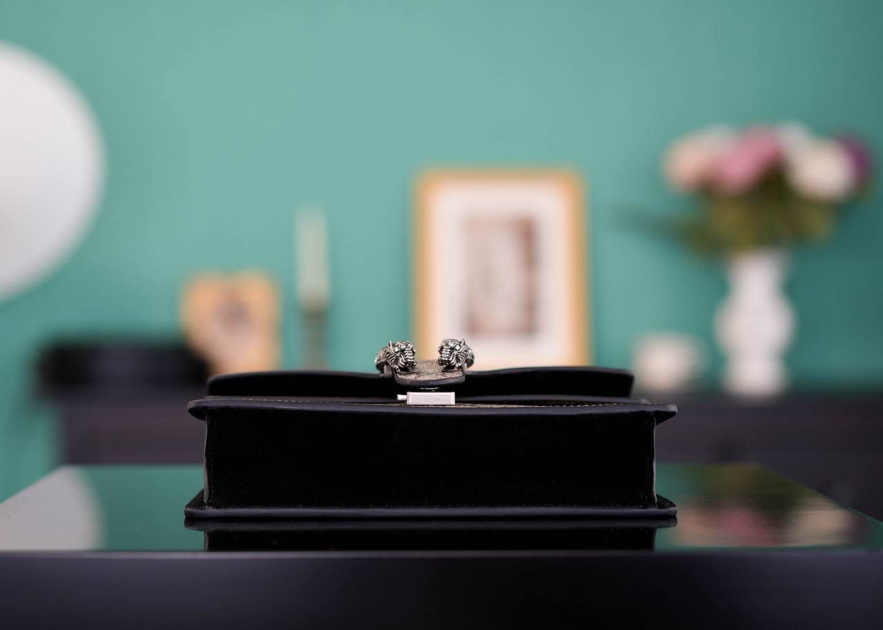 🥯GG。 Dionysus系列经典酒神 钻扣黑色25cm 正品售价¥24.000 新尺寸设计一出来让人拍手叫绝 GG的设计师真的太懂女人了 从前纠结大号太大小号太小的姐妹，这会可以冲了 最新的酒神钻扣新款虎头镶嵌上了施华洛世奇水晶钻，整个包洋气时尚特别气质 而且改良后的包身自重很轻，尺寸大小很完美 官方款号 499623 尺寸：25x13x7cm