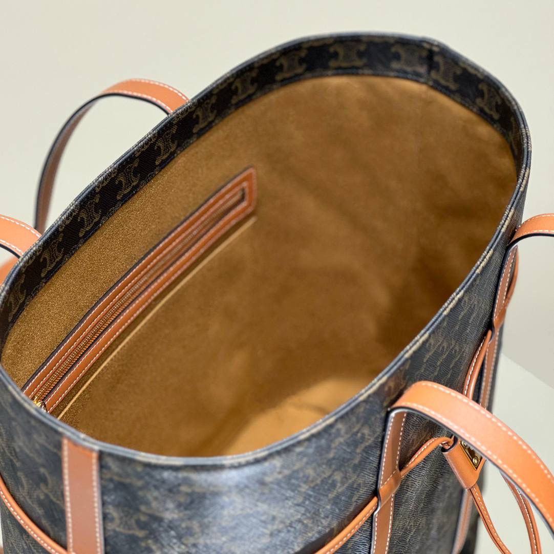 🔥大货实拍图 𝗖𝗘𝗟𝗜𝗡𝗘 ♥ 𝗖𝗔𝗕𝗔𝗦老花抽绳托特 型号：113722 尺寸：34.5*31*16cm 𝑪𝒆𝒍𝒊𝒏𝒆新款购物袋，一款将复古与现代完美融合的精品，凯旋门老花棕色的包身如同经典绽放在当代，每一个棕色皮料点缀都诠释了无与伦比的精致和高级感～