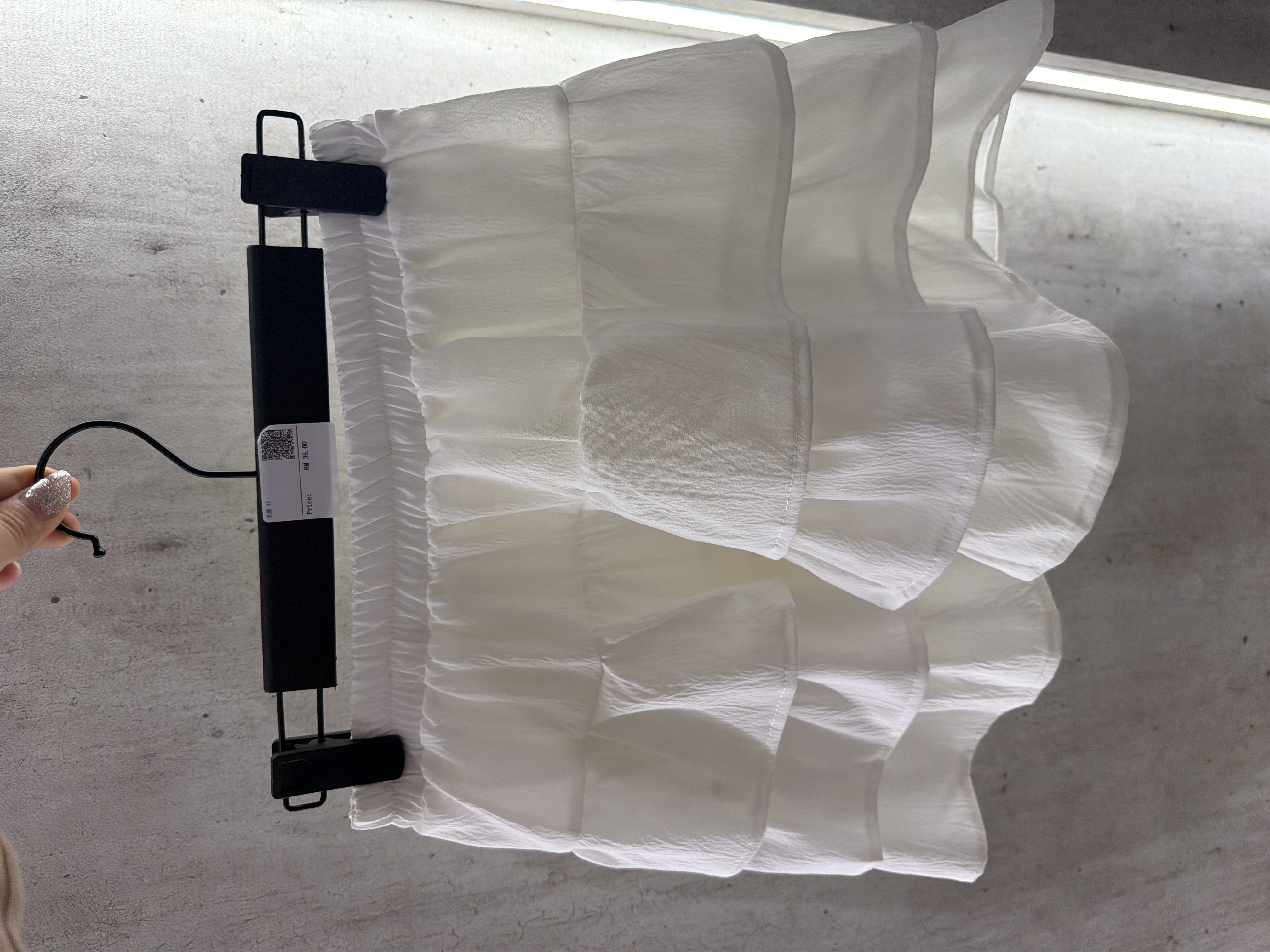 白色荷葉邊半身裙