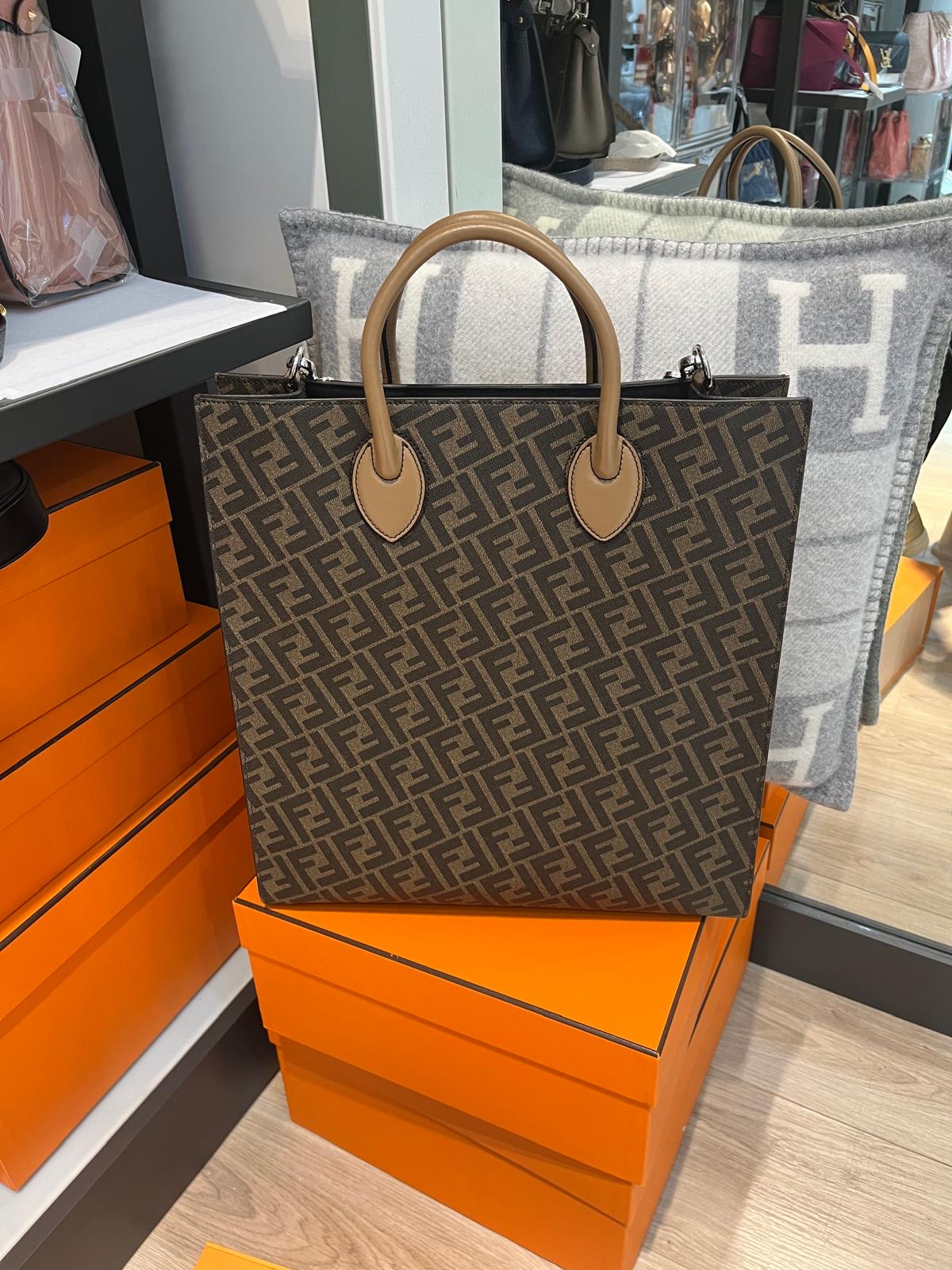 Fendi tote two way bag 100%AUTHENTIC ,98%new ✅dust bag✅strap 