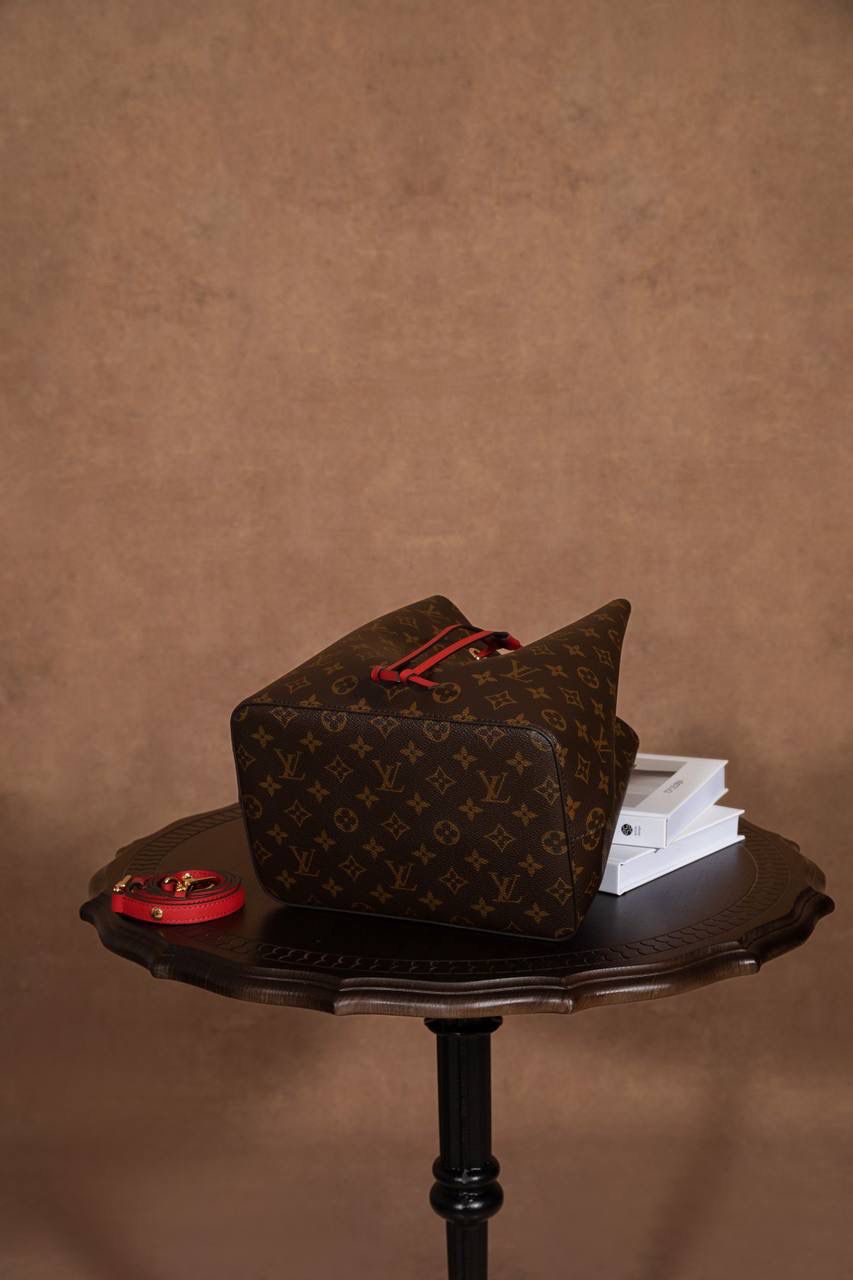 LV水桶包🎀 尺寸 26×26×17.5cm▪️ 这是很多人入门都会选的经典款，超受欢迎！原本在 1932 年是用来装香槟的酒袋，现在变成超时尚的水桶包，经典到不行，被叫“经典之王”一点都不过分😍💯