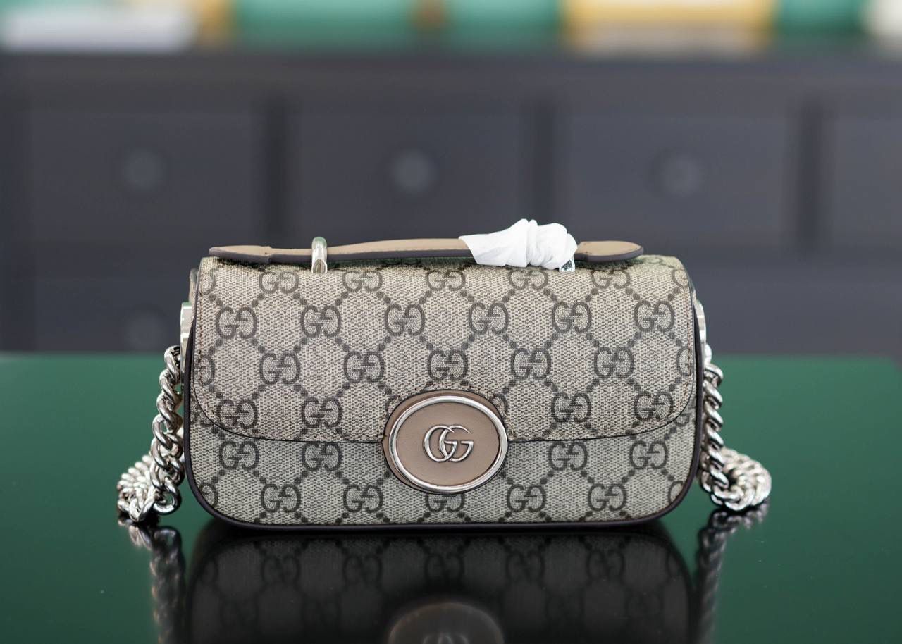 🥯Petite GG系列超迷你手袋 18cm 正品售价¥12.000 GG全新推出的长形包包，轻快又好背 包身硬挺，简单利落很大方~超迷真的特别小巧精致 官方款号 760194 尺寸：18.5x10x4cm