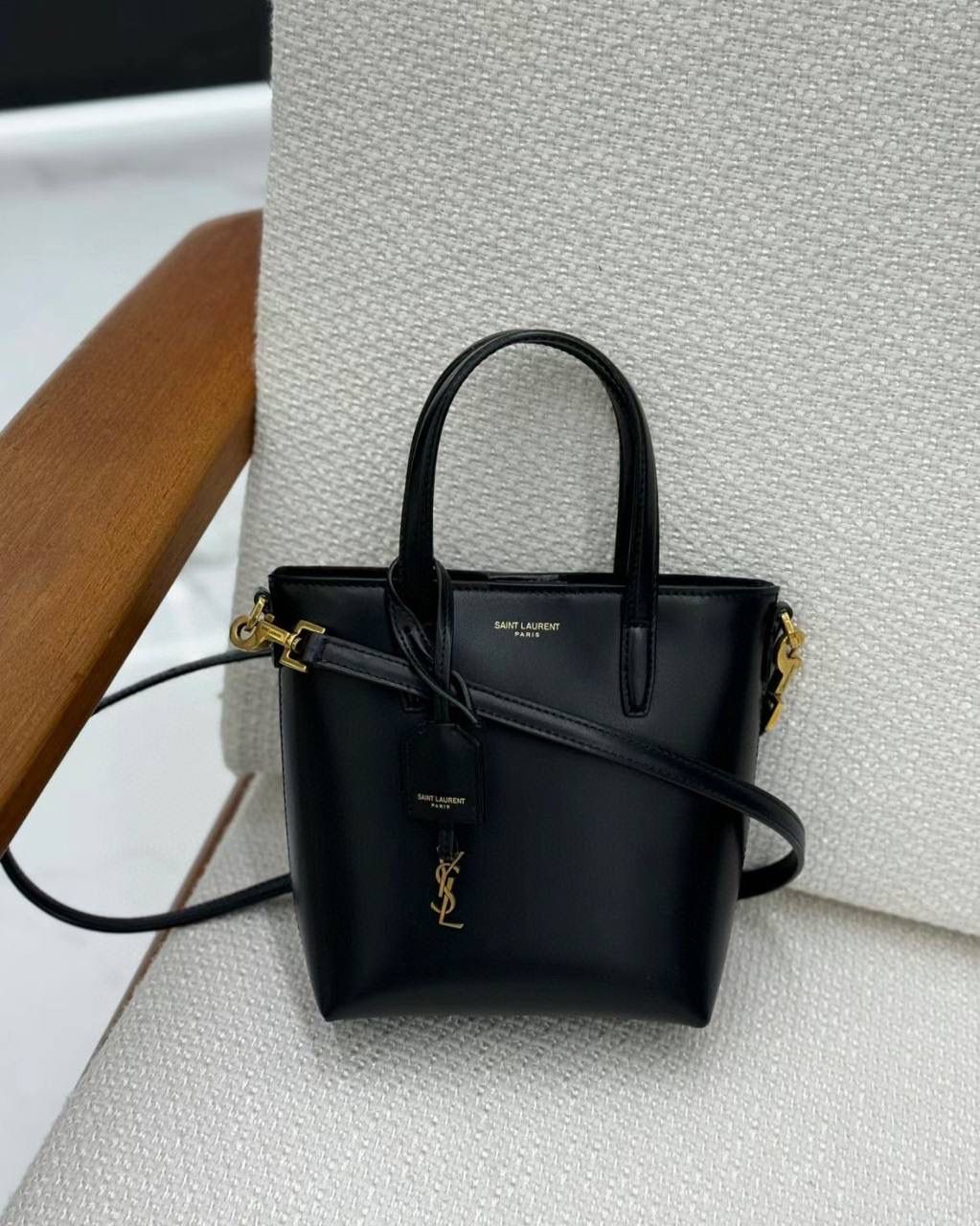 ys1 mini tote平纹🖤 这只包在mini包中一定有它的一席之地 第一，它包身够小够可爱 第二，它容量够大够能装 第三，它鳄鱼纹压纹够抗造 就冲这三点，几乎没有哪个小可爱能打得过它 小手提➕可拆卸肩带的设计在实背性上也更出挑 没有槽点的小可爱，我超爱！！ 必须zp开发的啦，相似度看对比图！ 质量就请放心的交给我们哈！ 平纹：18×17×8cm773995m