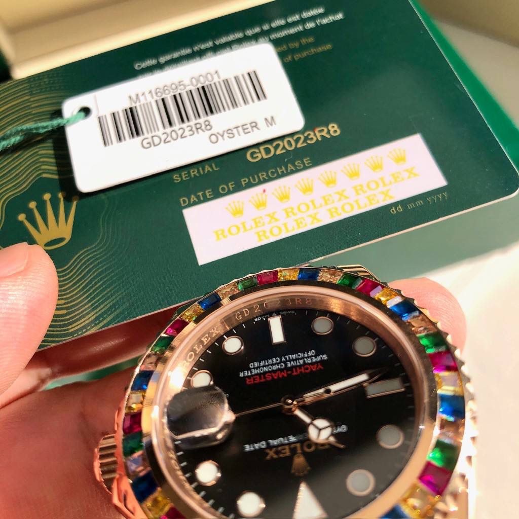 【经典名仕 一劳永逸】劳家爆款游艇名仕型系列m116695SATS男士腕表40mm糖豆游艇出货，继续秉承AD家族优质特色、独家出品一表一码，三码合一 【机芯】搭载AD专注而制0️⃣返修、💯全新原装西铁城8215全自动机械机芯，走时精准，性能优异，动力储备高达48小时 【表壳】316L精钢表壳 高端同步防指纹[强]圈口采用施华洛世奇水晶彩钻，原版同步双向旋转，完美呈现与原版一致的弧度、光泽，超强高密度矿物质玻璃镜面，精致的做工完美秉承原装的潜水游泳🏊‍♀️性能 【字面】大厂同步超强夜光，夜光刻度、表针无瑕疵斑点、晶莹剔透，细节同步正品，内影圈刻字清晰，字体匀称 【表带】采用进口硅胶原版同步胶带搭配316精钢可调节表扣