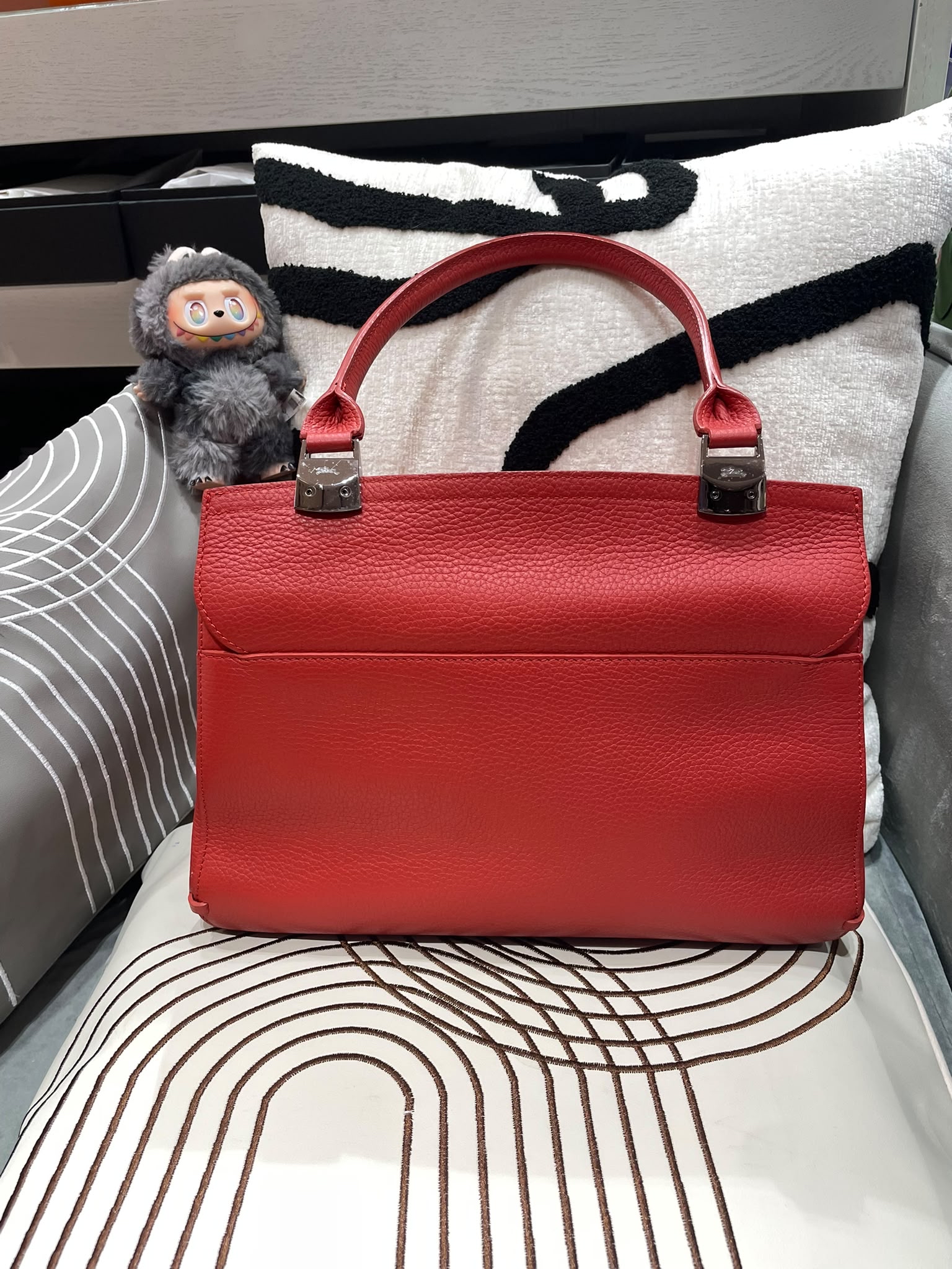 Longchamp Calfskin Shoulder Bag 100%Authentic, 98%New