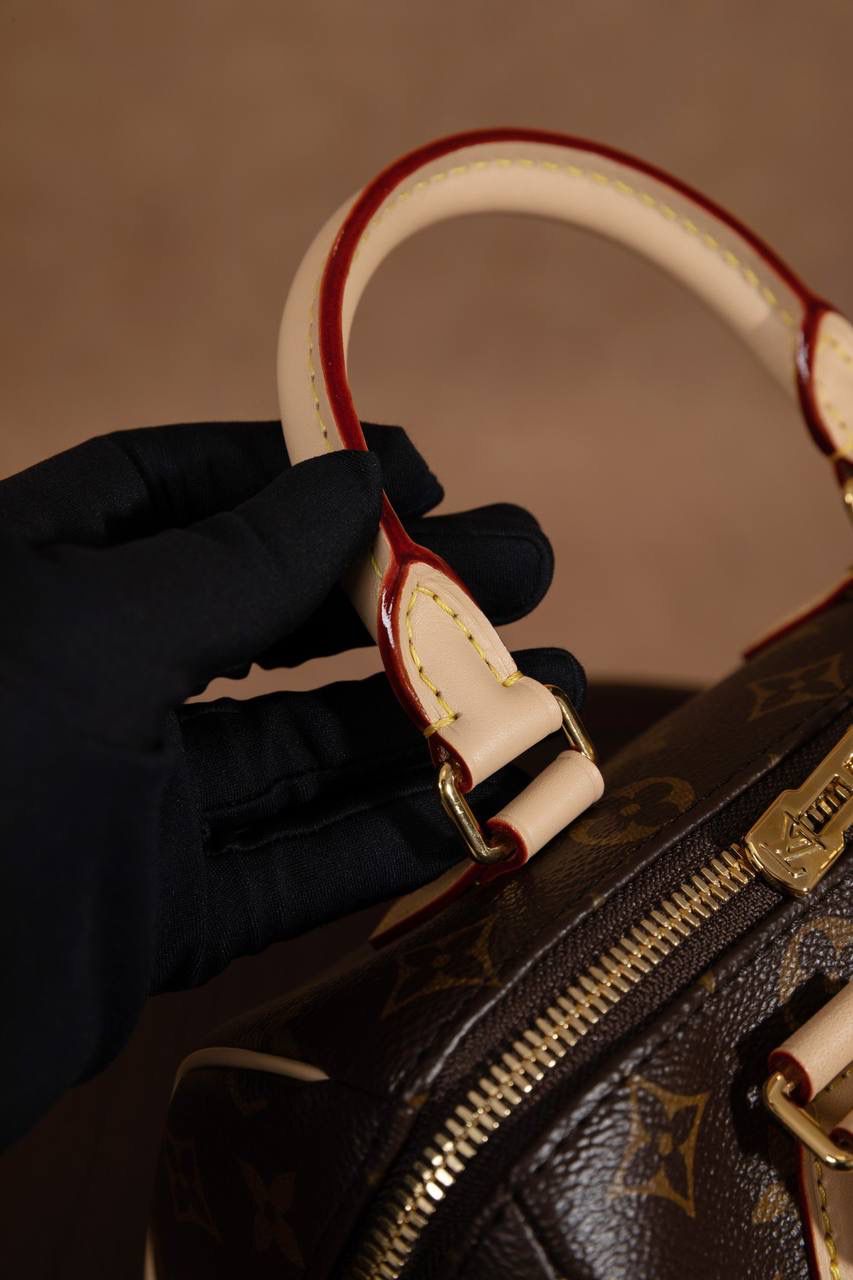 LV Speedy Bandoulière 20 枕头包👜💕 经典 Speedy 小号真的太可爱了！ Monogram 老花帆布＋牛皮饰边，质感一看就很 LV～ 小小一颗但很能装，日常出门刚刚好。 Size：20 × 13 × 12 cm 小巧可爱，但实用度在线 💖