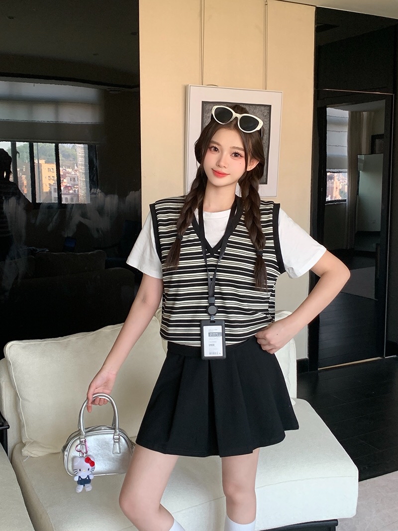 B92(36681) 韩系时尚假两件拼条纹马甲上衣与大版百褶短裙黑套装