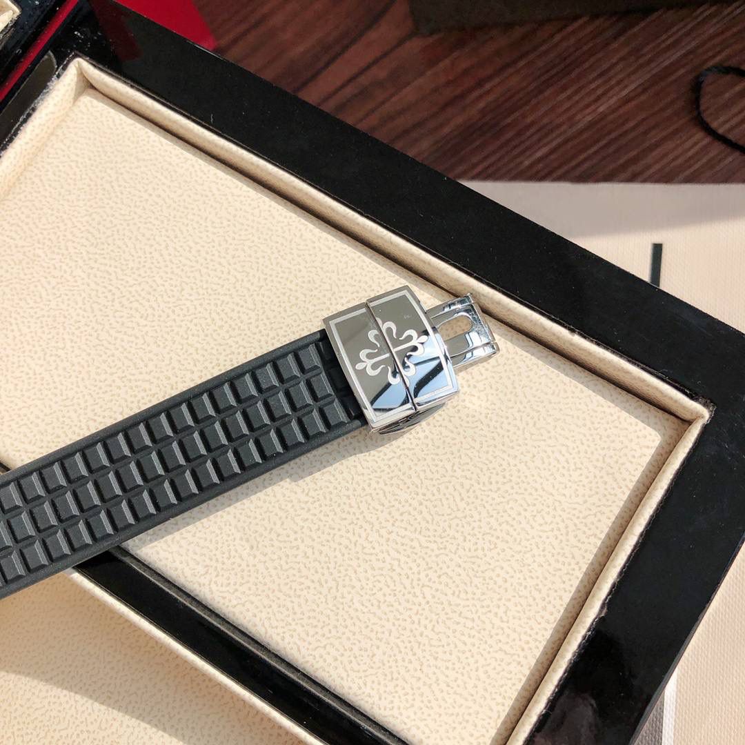 独家推出 新款百达斐丽AQUANAUT系列 专为女性设计！用最简约方式完美体现百达斐丽的精髓，融合了大胆的设计和正统的纯粹，这款腕表成为百达斐丽的旗舰产品之一！腕表完美尺寸35.6，进口精钢材质多重工艺精磨打造。原装一致厚度7.77cm。表盘镶嵌46颗 vs1.8真钻。约一克拉！ Gtc中国权威鉴定证书。百分百保证每一粒都是货真价实的真钻。可验可查询！💯💯