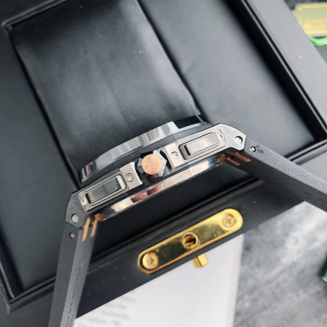 皇家橡树 - 爱彼AP 26400系列 44毫米直径 市面上最好版本的超级复刻 柔软硅胶带 皇家橡树离岸型 男士全自动机械腕表 ，316L精钢表壳 ，搭配原装复刻定制机芯Cal.3126全自动机械机芯 走时精准 稳定，透视后盖 裸露的机芯跟正品一模一样，反炫光蓝宝石玻璃 ，超级耐划痕，搭配原厂模具橡胶表带，原装针扣 ，300米防水，整壳套超高品质，超A做工，非市场普通货，货有所值 ，硬汉必备神器，爱彼入门级腕表 强烈推荐，制作耗时又耗精力，尽可能把最精至的腕表呈现给各位腕表爱好者。