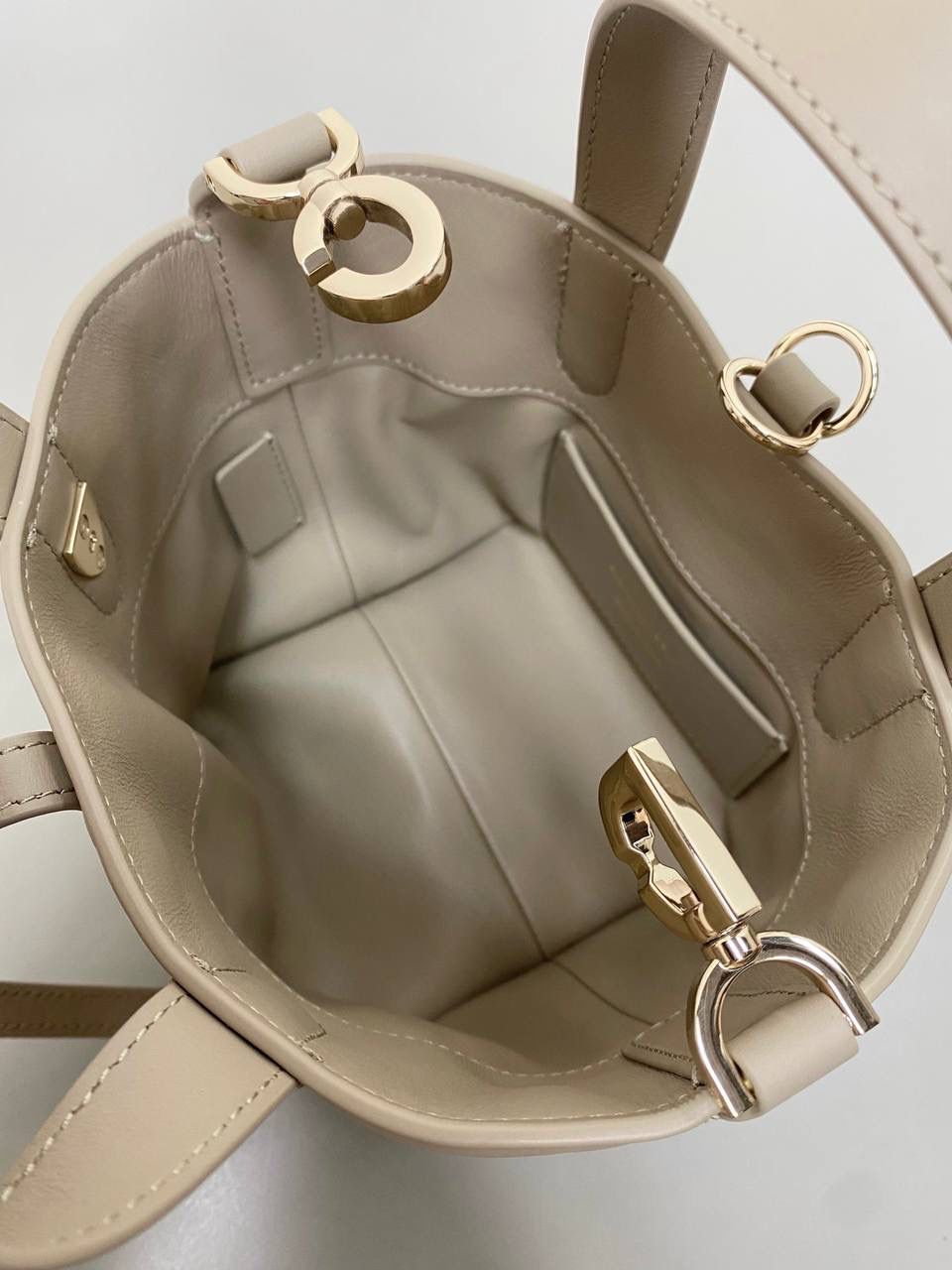 🈶胭脂米，迷你 𝗗𝗜𝗢𝗥 𝗧𝗼𝘂𝗷𝗼𝘂𝗿𝘀新版竖款 火爆全网toujours缩小版来啦！ 看到真的心动得不行～ 实物就是常规迷你水桶大小， 真的可爱死 别说，包虽小但容量还挺大的 日常用品都能轻松装上 肩带长度也刚刚好，不挑身高 反正就是太乖啦！夏日必备 😍 13×15×12cm #M1272m