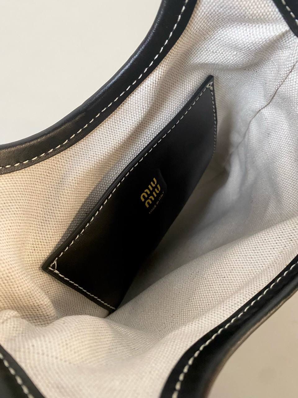 🈶黑色 𝗠𝗶𝘂𝗠𝗶𝘂托特 缩小版的ivy来噜 真的是除了可爱还是可爱！ 感觉谁背都是萌萌哒hahaha～ 这种siza就不挑身高了，没有局限 还有肩带，除了手拿斜挎也巨好看 容量小包里算不错的了，日常外出足够，能放pro max 20×24cm #F0110m