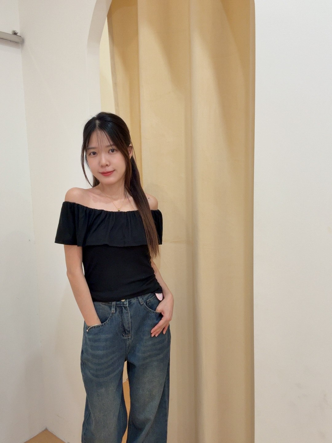 气质荷叶边一字肩修身上衣 R2909