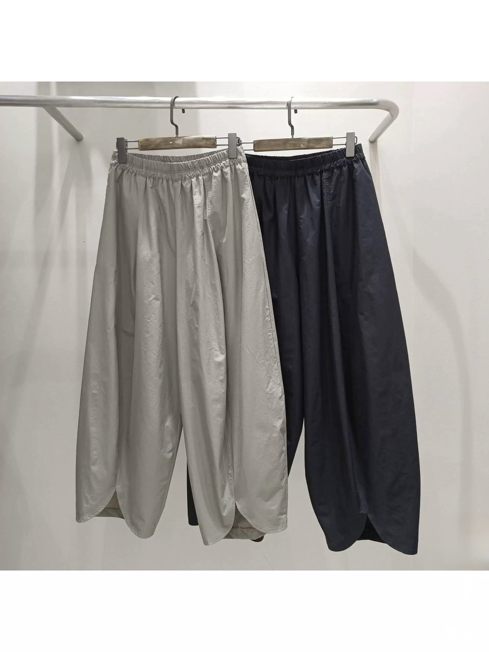 Cookie 前圓叉薄風料褲 