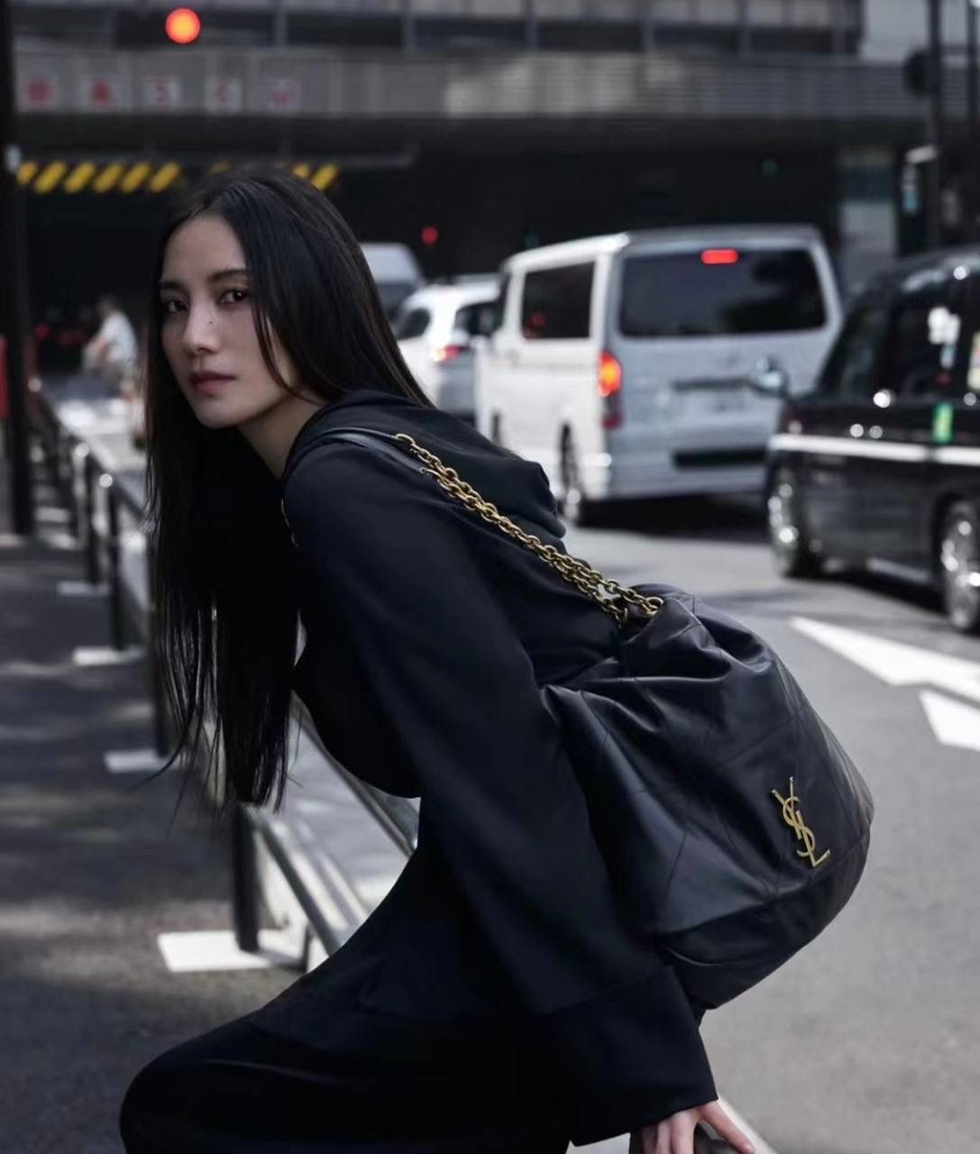 仅剩少量❗️ ys1 jamie羊皮链条大包 黑金🖤 今年的大包出一只火一只 完全宠喜欢大包的兄弟姐妹！ 链条包夏天背多了一丝呼吸感 和包包的大体量有了个对比 自重也不算很重，羊皮没有牛皮重 绝对是可以接受的重量 43×29×9cm742431m