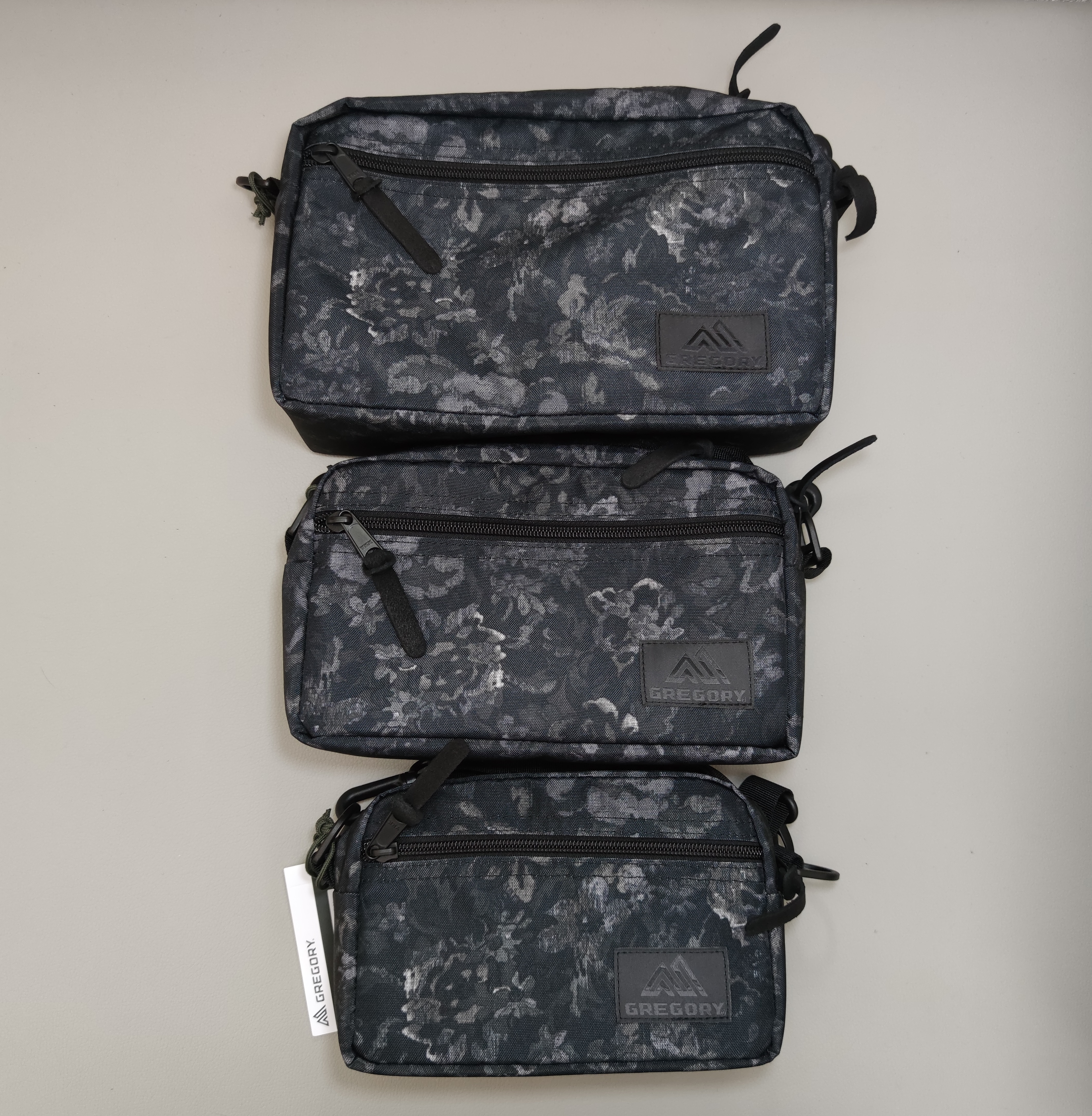 【現貨】GREGORY PADDED SHOULDER POUCH S BLACK TAPESTRY 黑花【現貨36小時內寄出】