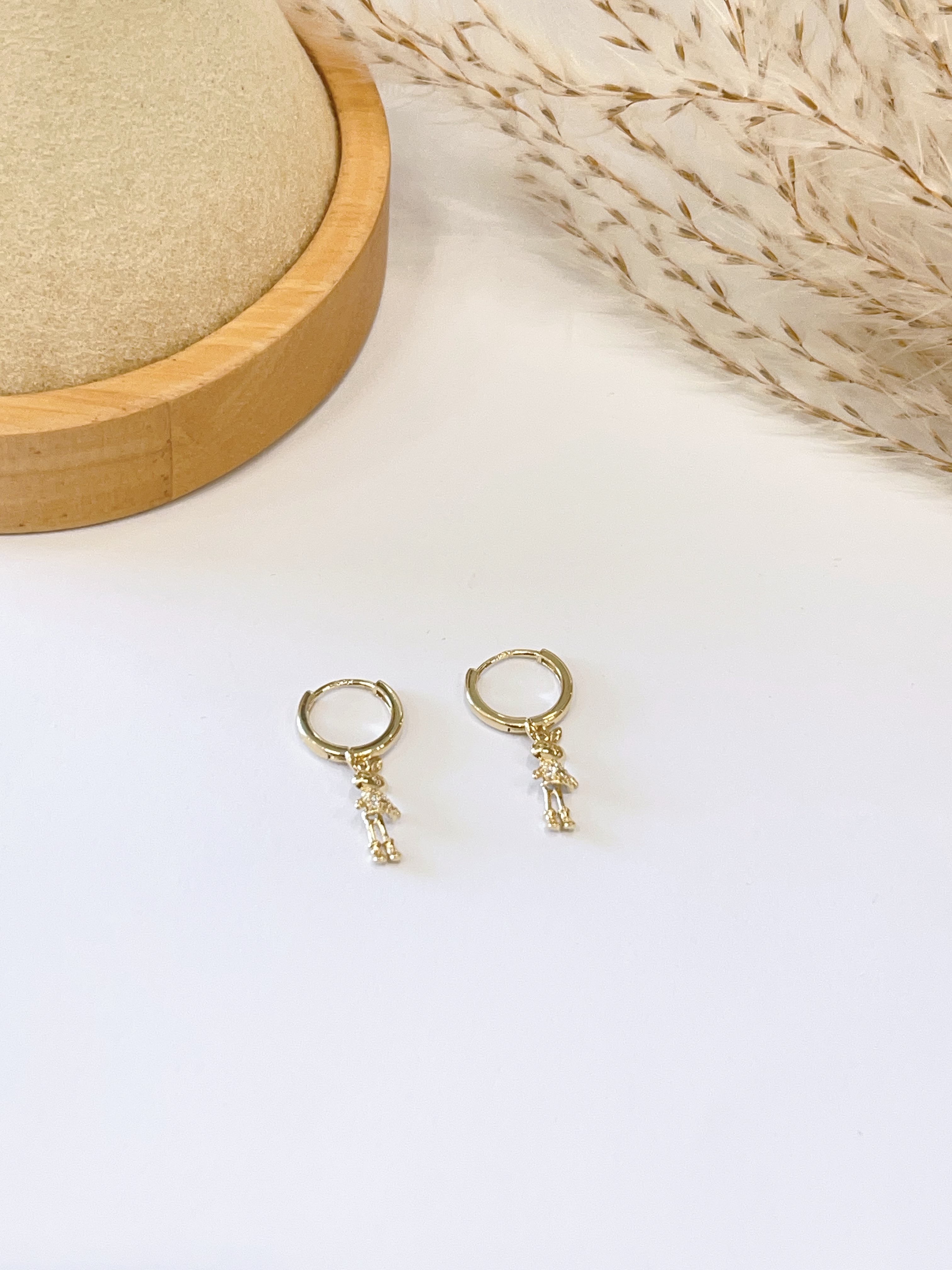 可移动金色小兔子玩偶耳环