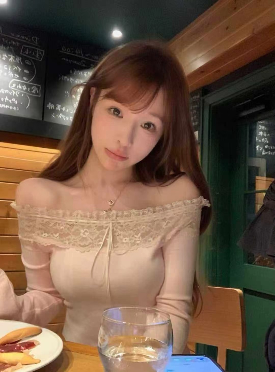 4382 一字肩长袖上衣