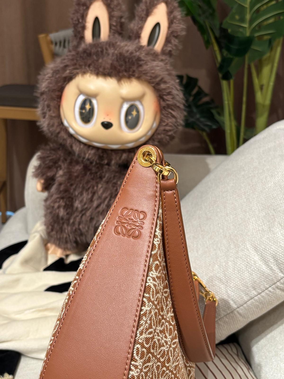 LOEWE LUNA hobo Bag 100%Authentic,98%new✅dust bag 