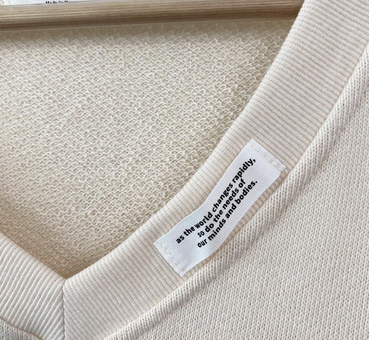 純色蝙蝠袖V領Top