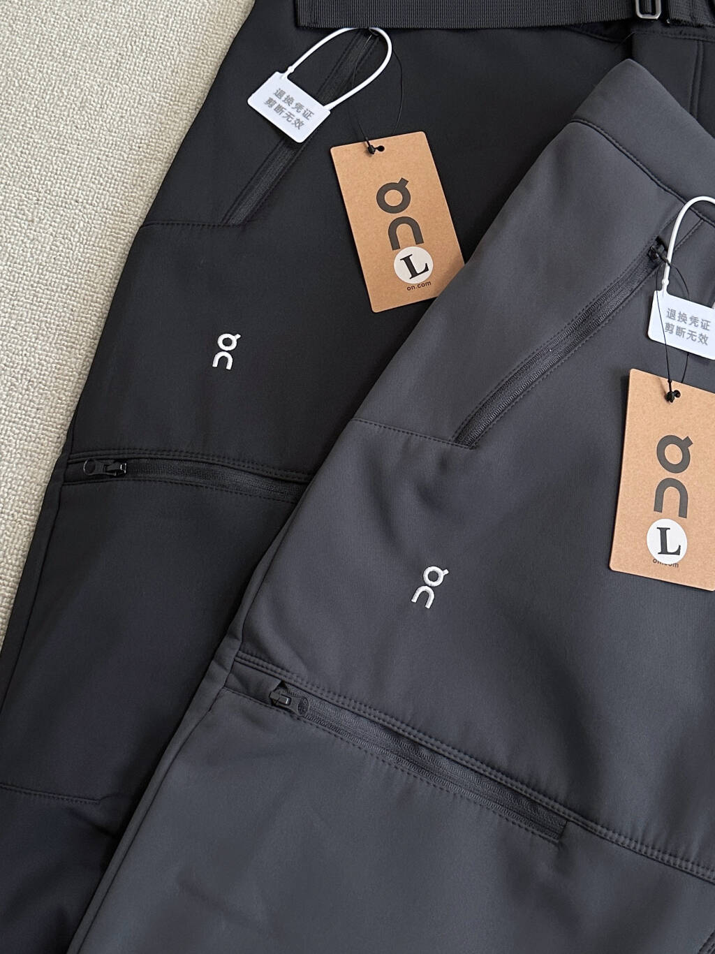 $288條。On 昂跑｜刺繡軟殼加絨長褲加厚防風防水戶外運動軟殼長褲・情侶同款