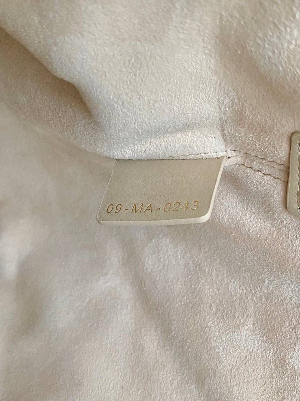 胭脂米色中号❗️ 𝗗𝗜𝗢𝗥 𝗧𝗼𝘂𝗷𝗼𝘂𝗿𝘀手袋，大爆款 请焊在我手上！有大中小三个尺寸多种颜色 大号慵懒有范，中号更日常，小号迷你的可爱 带你大杀四方的一只，不受任何风格限制 这季的重磅爆款，还不冲在等什么呢🥹👜😋 28.5×19×21.5cm，#m1292m