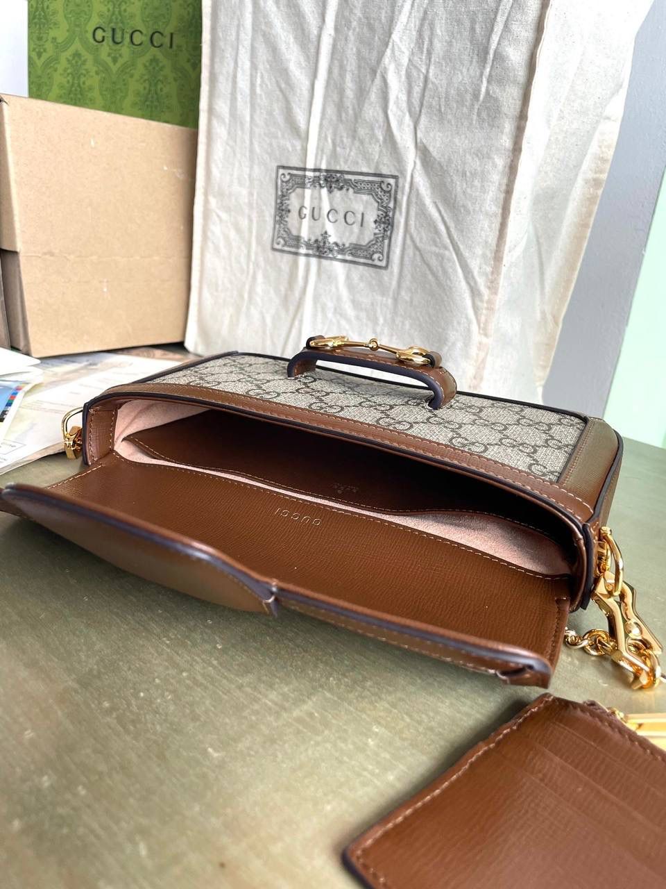 👜g752002：尺寸：12.521.53cm！gucci horsebit 1955系列从品牌典藏设计中汲取灵感，在六十余年前的早期设计细节中融入现代精髓。马衔扣元素的设计灵感源自品牌马术本源，由双环和长条形两个元素构成，至今已经成为品牌极具辨识度的标志性元素之一。这款迷你手袋配有一个可拆卸卡片袋，流露百搭魅力。🔥✨