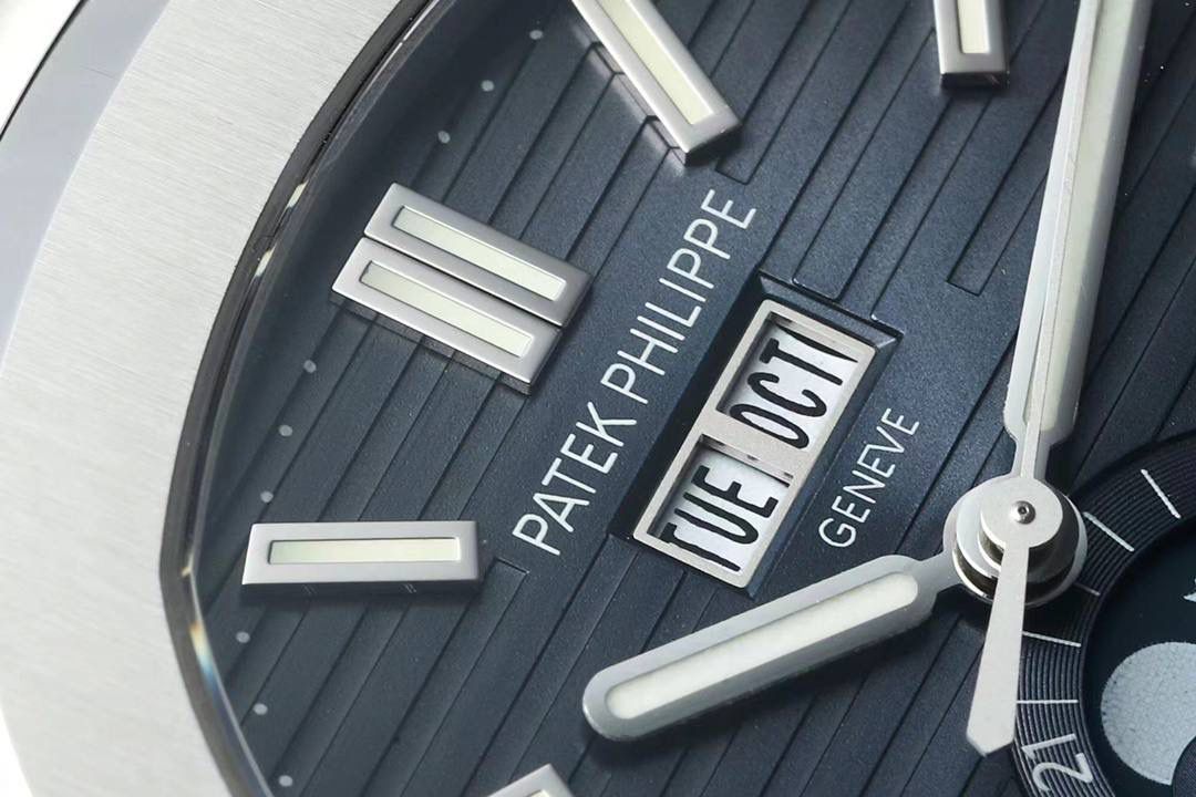 新晋 “钢王”百达翡丽Ref.5726/1A Nautilus系列年历腕表正式上位！😍🌟🔥鹦鹉螺全系列一贯设计的旋窗造型表壳，PPF与正品工艺一致的采用锻纹修饰和抛光工艺处理构成鲜明对比，1:1还原了正品每个细节。盘面深邃蓝色并装饰有水平横纹浮雕图案颜色从中央向四周扩散，星期月份双视窗和日期窗黑字白底辨识度高，24小时显示盘附带月相十分高雅，整体给人的感觉是独特又优雅，是最美的鹦鹉螺之一。背面蓝宝石镜面，搭载PPF独家研发的324S QA LU 24H/303自动一体机械机芯，21K的大金陀让上链效率更高，红宝石轴承日内瓦纹下方的鱼鳞纹精致无比，机芯打磨依旧是业内标杆级别。作为PPF首款年历腕表能正确辨别出大小月，每年只需要在3月1日调节一次日期即可。