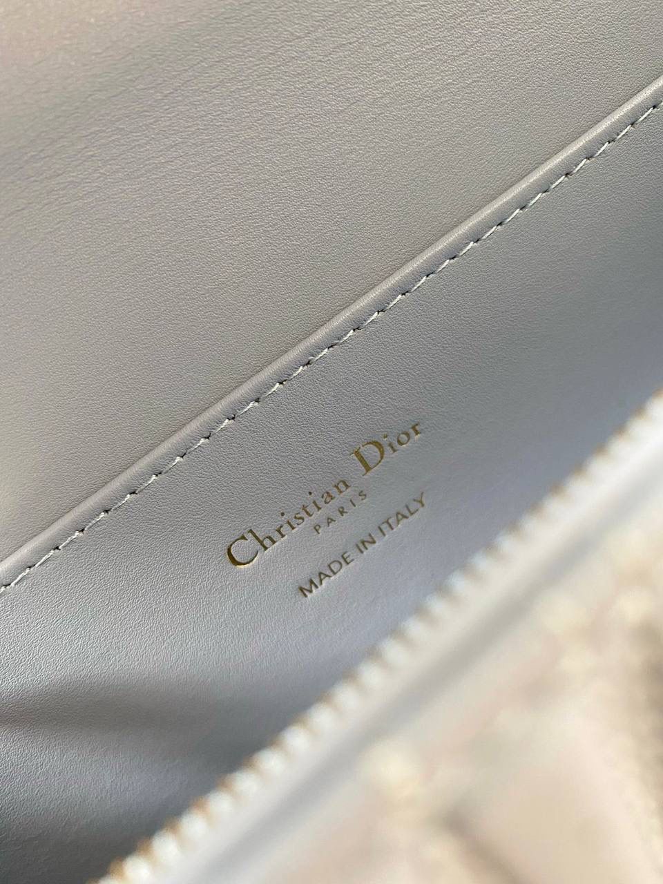 🈶淡蓝色 𝐌𝐢𝐬𝐬 𝐃𝐢𝐨𝐫腋下包 哇！实物是超预期的 从五金到皮质都非常奢华，很好看 牛皮的材质有型又耐久， 立体的字母手感彰显个性！ 空间，日常通勤或约会都很不错哦 大小刚好，腋下背气质又时髦 22×11×6cm #3410m