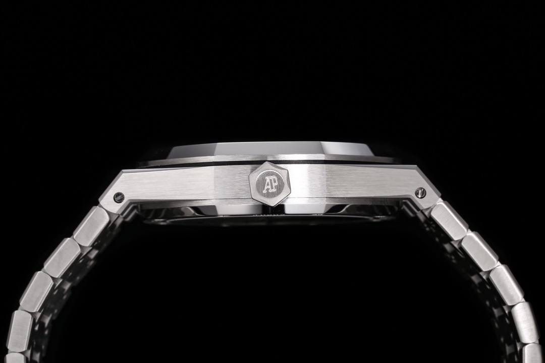 最新发布、爱彼陀飞轮蒂芙尼（蓝色）表盘。接受预定😍‼️ 独家订制Cal.2924机芯，动力储存68小时 爱彼依旧保留的八角形表圈、标志性的六角形螺丝以及经典表带，皇家橡树系列超薄陀飞轮腕表在经典的“Tapsisserie”格纹上进行再度创新，形成了新的格纹“Tapisserie Evolutive”。熟悉又陌生的表盘格纹装饰带来全新观感，成为这款腕表的点睛之笔。表壳直径为41毫米，厚度为11.2毫米，卓越不凡的陀飞轮，因此也得到广大表友的喜爱和关注。