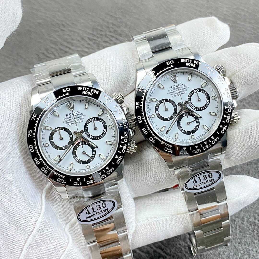 劳力士迪通拿系列，熊猫迪！出厂自带专柜品质！904精钢表带，头粒与表壳配合紧致，采用高光陶瓷圈，铂金刻度！buff指针，弥补了之前毛糙感！采用颜色最为对版表盘，刻度丁均有打磨，超强夜光！蓝宝石玻璃做了沉降，高清镀膜！整体腕表加海绵宝宝贴纸量起来厚度是12.4mm，把悟空撕了，加上玻璃做了沉降厚度是12.2mm到12.1mm，真正是专柜厚度！搭载丹东4130机芯，出厂空白机芯，做了和专柜一样劳力士4130机芯logo，而且比之前刻字要清晰很多！出厂就省了众多改装费，妥妥的性价比高，专柜相似度极高！出货实拍