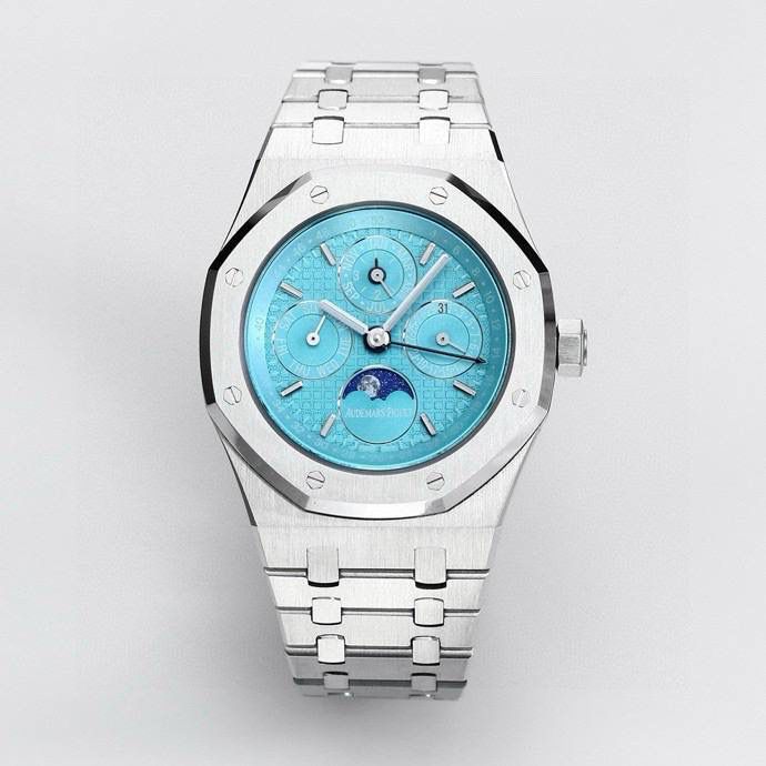 🚀爱彼 皇家橡树系列 ，复杂功能万年历腕表。型号：26574ST.OO.1220ST.01 业内唯一实现原版功能。💯 贵族钟表 爱彼皇家橡树系列万年历腕表，高贵优雅的蓝盘配上冷艳精钢表壳，完美体现爱彼美学设计及复杂功能的极高技术。 表壳采用316L精钢，直径41毫米. 厚度11.4mm。蓝色表盘镌刻“Grande Tapisserie”大格纹装饰，蓝色表盘，立体时标、刻面指针覆盖夜光涂层。三个显示日历功能的副表盘以及月相显示盘对称分布于表盘之上，井然有序地显示出小时、分钟、星期、日期、周历、月份、月相和闰年信息。真正唯一对版。蓝宝石防眩光处理让整体手表更加通透明亮。 搭载9015一比一改装定制还原Calibre 5134自动上链机芯。堪称毕业的产品。 这枚腕表的编号是Ref. 26574ST.OO.1220ST.01