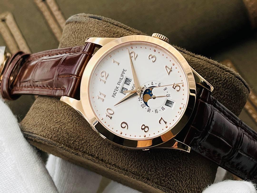 市场最高版本 百达.翡丽复杂功能计时5205G腕表！ 1⃣️历经两年不断对机芯进行改造与调试，一贯追求以原装工艺为目标！ 2⃣️直径38.5MM！ 3⃣️功能同原装一致，月相/星期/月份/日历！ 4⃣️字面为高难度双色渗透，非普通厂工艺！ 5⃣️蓝宝石玻璃镜面，表面镀多一层通透！ 6⃣️（技术突破)采用海鸥机芯改进为一体Cal.324S机芯！ 大小夹板均能做到完美倒角效果，并做镀铑加工。 7⃣️夹板采用瑞士进口宝石轴承点缀，色泽纯良，鲜艳自然。