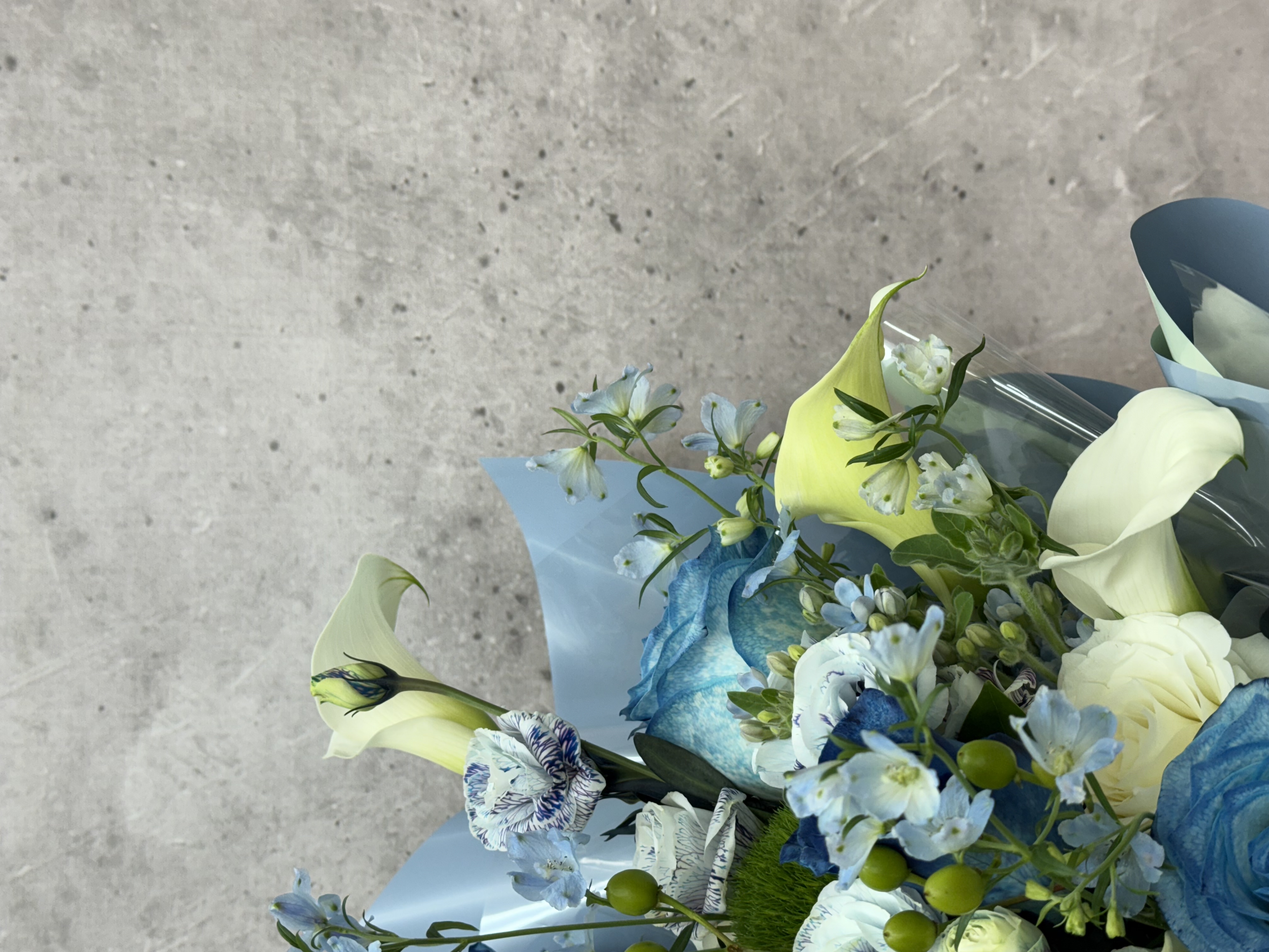 白馬蹄蓮配吸色玫瑰花束