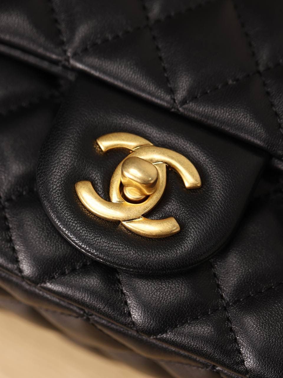 CHANEL 香奈儿 经典小金球系列 👜💞 mini CF 口盖包 单肩斜挎包 羊皮材质 黑色肩带可调节‼️ 经典的盖口包采用欧洲原产进口的羊皮和进口原厂纯钢顶级五金材质，内里也是采用原厂进口的羊皮，所有托料都是原装进口的，手感和专柜的一模一样💯 尺寸:20 x 13 x 7cm