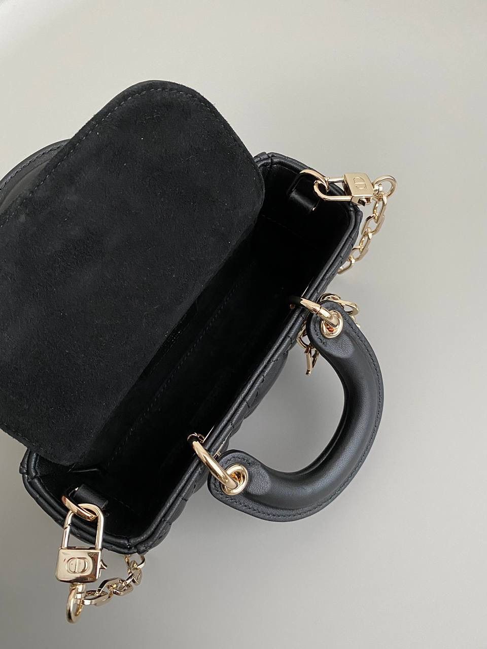 黑色超迷你🎀 𝗗𝗶𝗼𝗿 𝗗-𝗝𝗼𝘆 𝗯𝗮𝗴羊皮2023早春款 时尚果然就是轮回，回归了一把中古戴妃 长方包形，短链条➕细长肩带直接封神！！ 复古时髦感超强，真是什么场合都可以把住 绝对是lady中的天花板了，强势出圈啦姐妹们😍😍 17.5×10.5×6cm