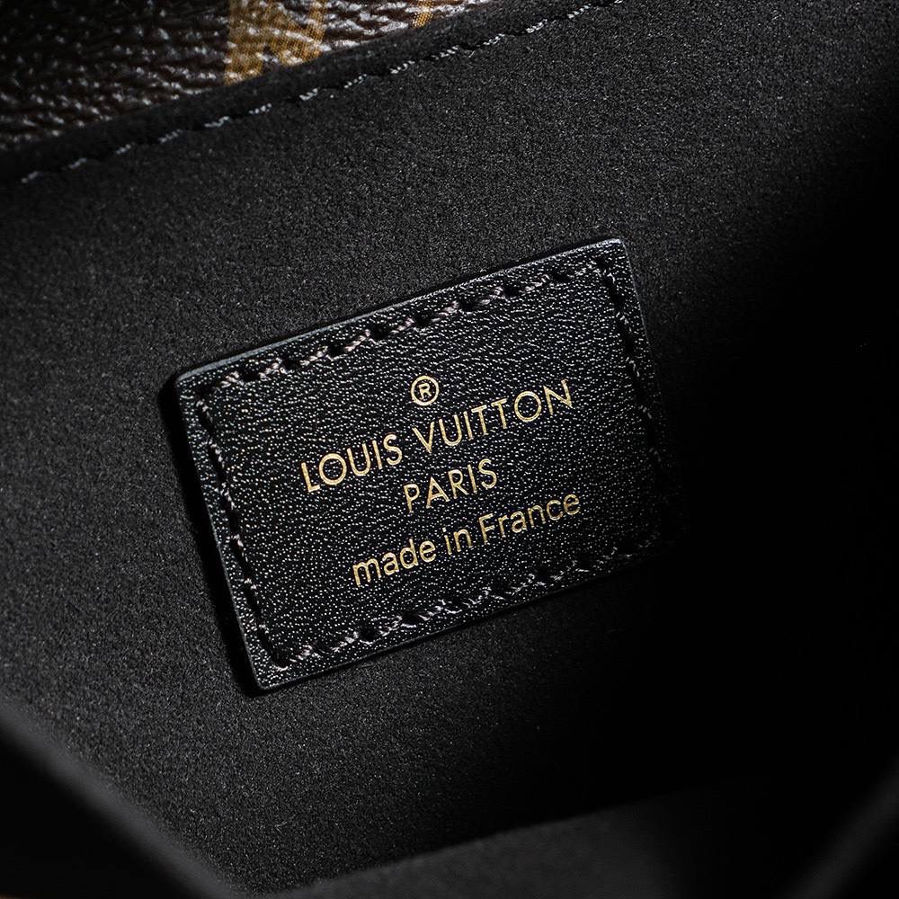 LV Pochette Metis Backpack 🎒✨ 芯片版 · 菱形跳动码 📏 尺寸：17 × 7 × 20 cm 🔩 厚镀纯钢五金 👜 法国原厂皮面料（芯片版） Pochette Metis 做成双肩包设计，真的很特别又好看 💕 还是经典老花配色，耐用又耐看 ✨ 编织链条＋黑皮肩带，看起来更高级更有质感～ 肩带设计很灵活，可以双肩 / 单肩 / 斜挎，随心换风格 🥰