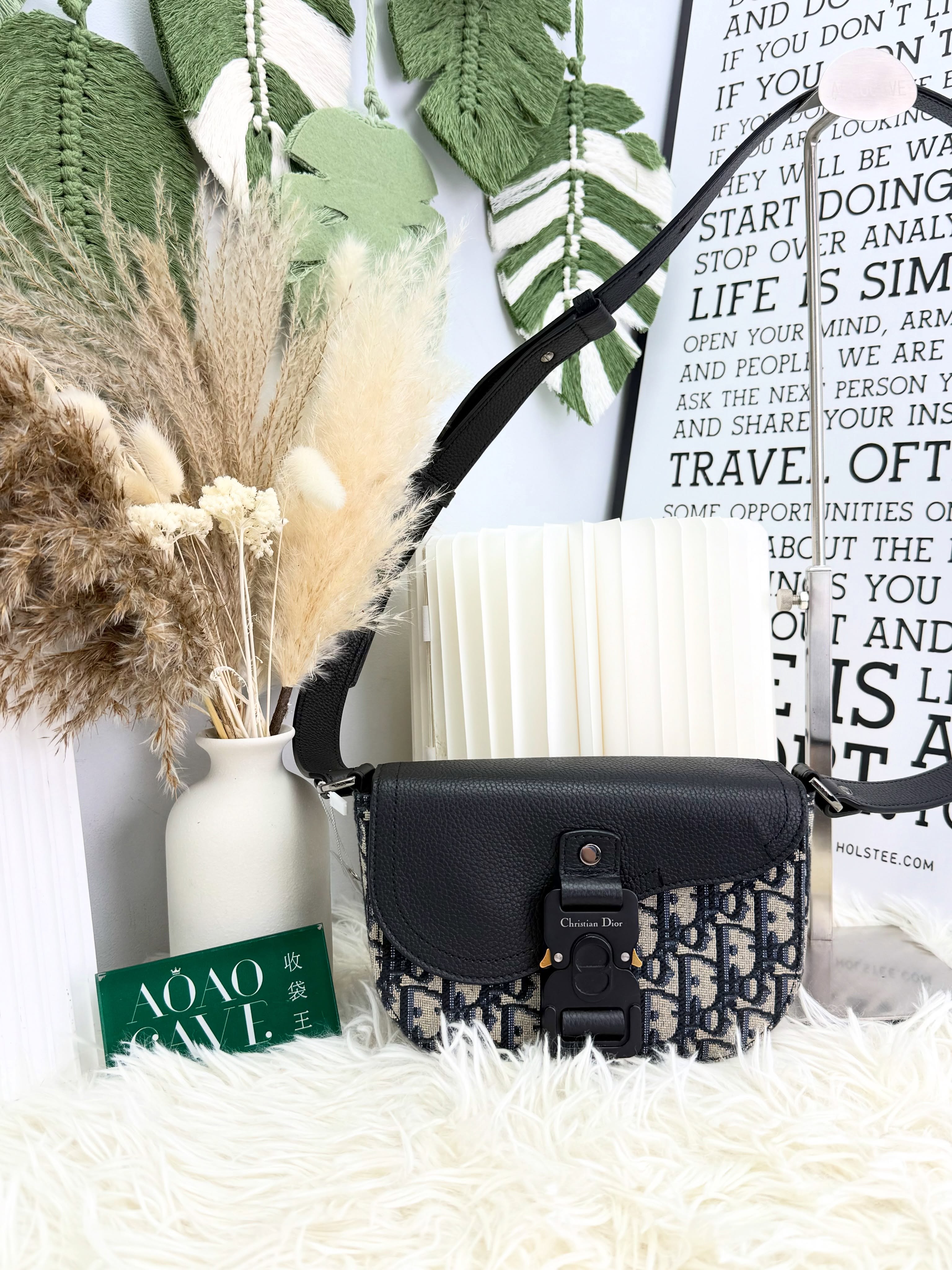 Dior🛍️PRE OWNED👜 Saddle 米白色緹花郵差包 2025年單 全套有單🖤  20*5.5*13.5cm  配件 - 塵袋、盒、2025年專門店單🫶🏻 💰價錢 - $11980  #收袋王  喜歡的話快點pm/whatsapp 我們💓 銷售熱線51111 321（whatsapp)  我們服務包括有：手袋飾物回收、手袋置換(一換一、一換多也可以） 、專業手袋鑑證、專業手袋護理  購買方法 🏢親臨門市 荃灣南豐中心11樓44室（荃灣地鐵站a出口1分鐘到）敬請預約 ❤️只賣正品正貨，任驗💓🫰🏻 ❤️‍🔥本店為香港註冊公司絕對真貨，信心保證👍🏻 🫰🏻本店設有鑑證服務，有駐場鑑證師  ✨歡迎追蹤我哋各個平台緊貼最新優惠x貨品🔥😍 👇🏻👇🏻👇🏻👇🏻👇🏻👇🏻👇🏻👇🏻  ⭐️Instagram: aoaocave  🌈Facebook: aoaocave收袋王  🔥Carousell: acluxuryhk  👆🏻👆🏻👆🏻👆🏻👆🏻👆🏻👆🏻👆🏻  ___________________________  Disclaimer🫰🏻All trademarks and copyrights are reserved to the original brand holders. @AOAOCAVE sells only authentic goods and is not affiliated with any of the brands mentioned.  @AOAOCAVE 跟任何品牌無關，而且沒有持有任何品牌資版權，亦沒有與任何品牌合作。所有商標及版權歸屬於品牌坊所有，帖子只作分享用途。  #aoaocave #手袋回收 #名牌買賣