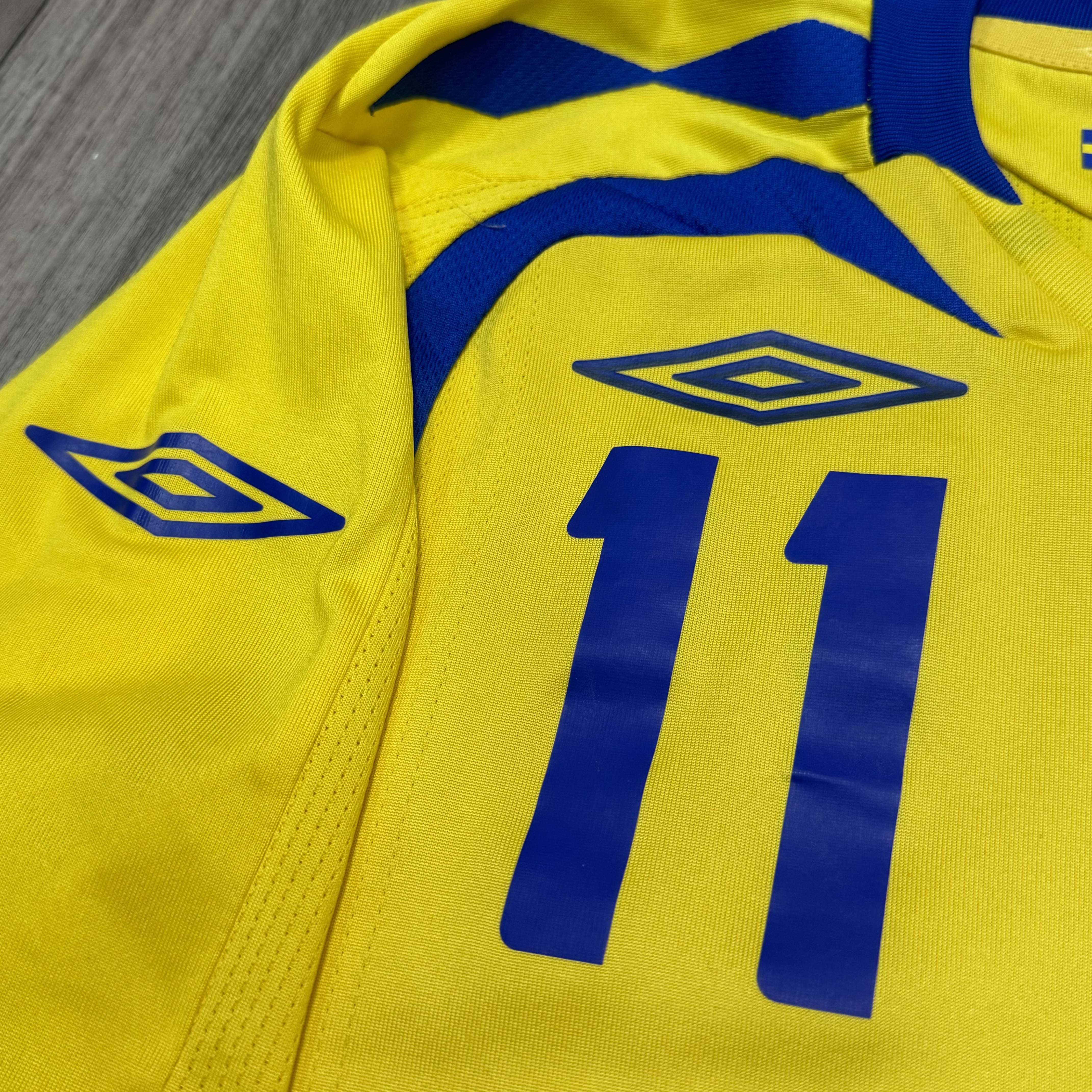Sweden 07/09 home shirt #11 Larsson