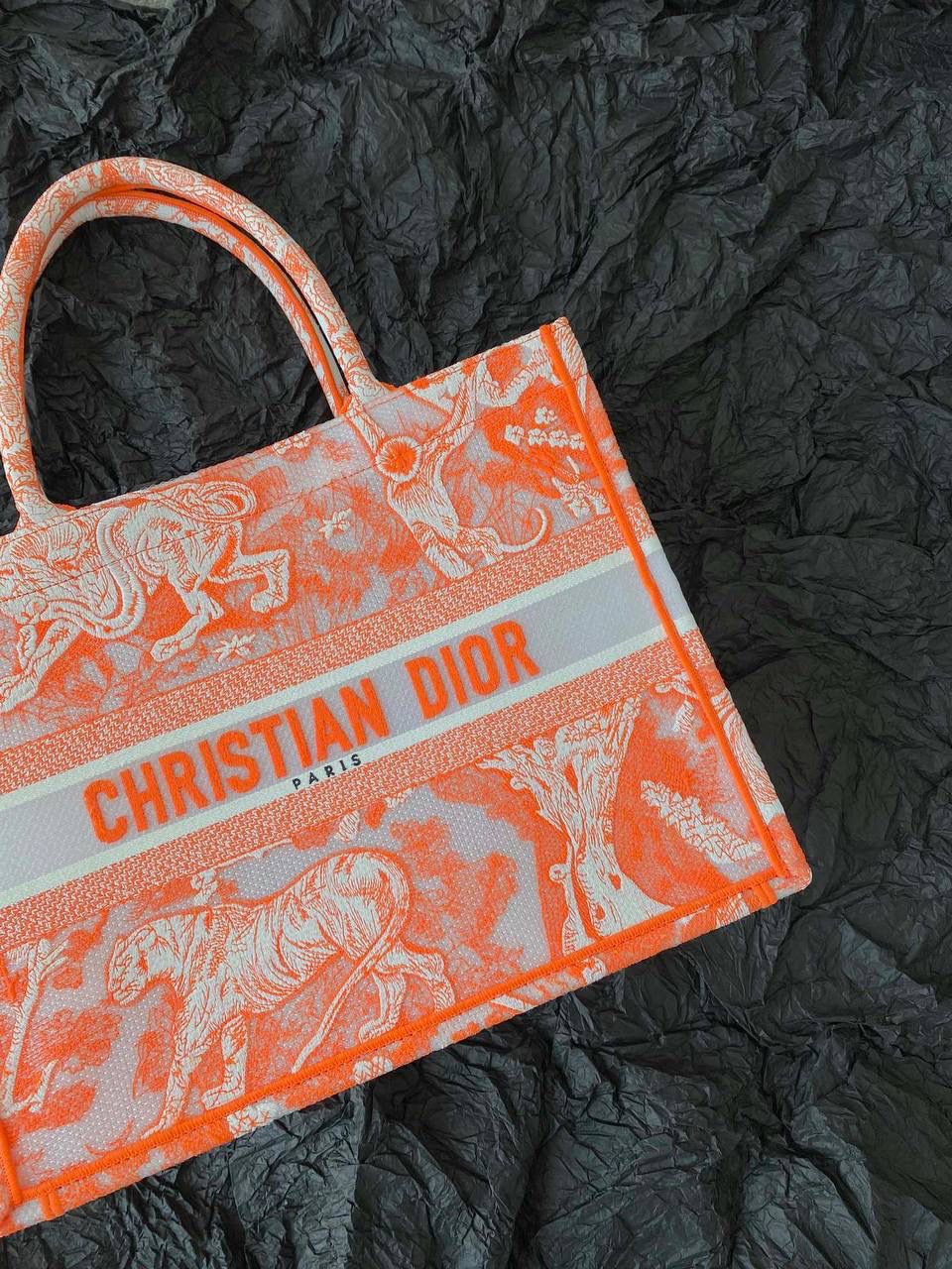 🈶透明橙中号 𝗖𝗗 𝗕𝗼𝗼𝗸 𝘁𝗼𝘁𝗲购物袋"夏日限定" 全新透明帆布材质，轻盈通透的质感🤟🏻 自带清凉属性，是这季的最大亮点 茹伊动物印花与荧光色调的碰撞 怎么会有这么好看的颜色啊 不愧是色彩大师，活力氛围拉满 超醒目的荧光效果和度假气息扑面而来 将优雅融为一体，谁心动了，我不说 刺绣的复杂程度，直接搞疯师傅们 这只购物袋真的要细品，那那都是细节 size：36.5×28×17.5cm