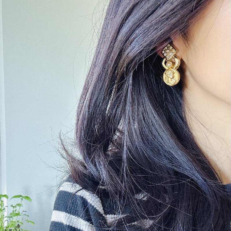 Rare! Vintage Metallic Cameo Statement Clip Earrings (MT2400)
