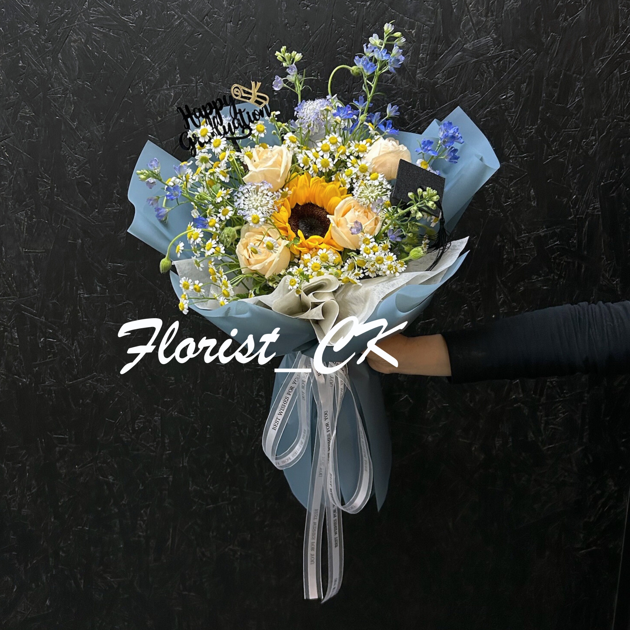 【2026 畢業鮮花推介】Golden Valor 灰藍花紙款｜向日葵玫瑰鮮花花束  (預訂款)