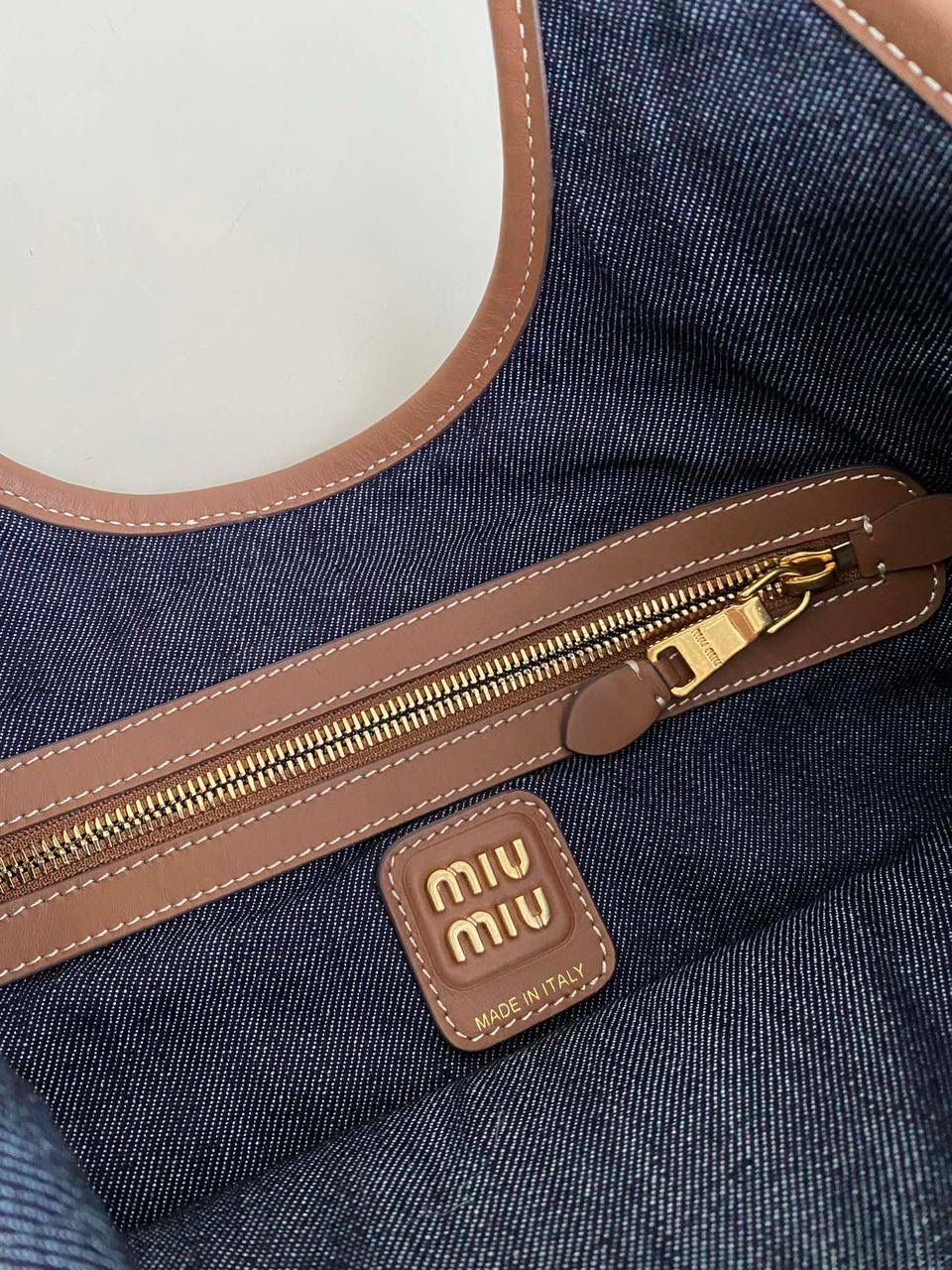 🈶牛仔蓝 𝗠𝗶𝘂𝗠𝗶𝘂托特 爱上miu的快乐 就是不断创新 不断惊喜 造型从纯色到拼皮再到帆布 每一版都能打 能爆，真的杀疯了 35×40cm #F0110m