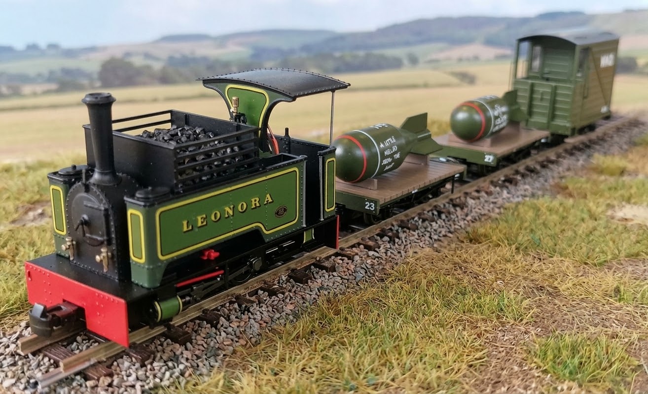 Rapido Trains 009 narrow gauge WD War Department Wagons Triple Pack & loco