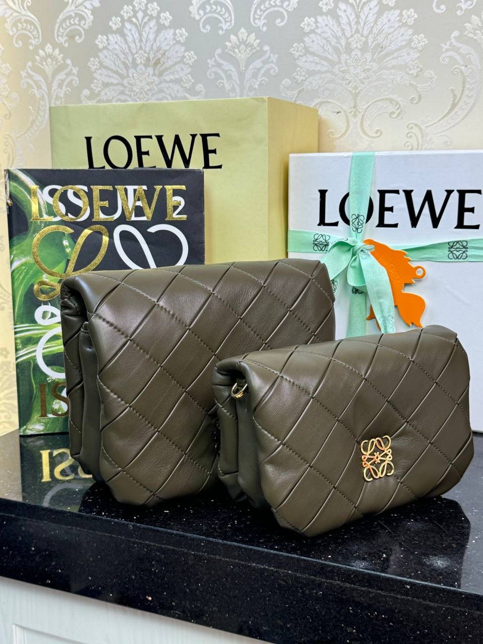 👉🏻小号羊皮【𝘗𝘶𝘧𝘧𝘦𝘳 𝘎𝘰𝘺𝘢】 —深卡其绿❤️到货✅ 编码：262122 尺寸：𝟐𝟎-𝟔-𝟏𝟑𝐜𝐦 ❤️采用轻柔纳帕小羊皮，经过裁剪、缝制和手工编织制成，内里一个主要隔层和一个拉链口袋，磁扣开合。 ❤️配有可拆卸可调节的皮革带子。可肩背或手拿。