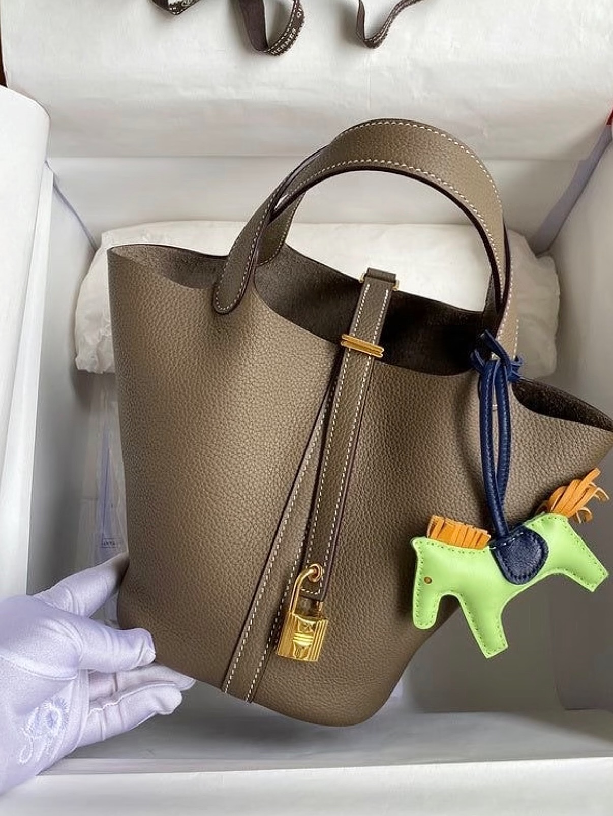 Hemes🛍️閑置品近全新❣️牛油果小馬掛件 I stamp 💚有盒有單