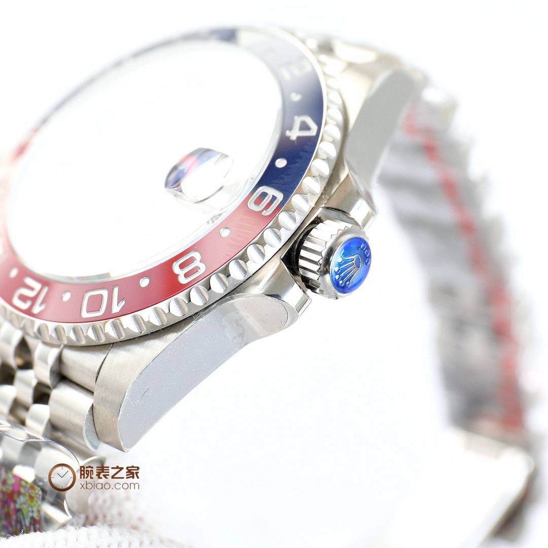 劳力士 ROLEX 超级复刻火爆来袭格林尼治ll 1、机芯3186/3285采用是一体机芯蓝游丝和原版同样通过调试时针快跳调整日历的功能瞬跳，和原版一样的GMT双时区表针在底部时针上面的第二层，由下到上的顺序为：时针-双时区针-分钟-秒钟。 2、指针；升级电镀白金在任何角度都可以看见其光泽感 采用特殊针尖工艺 确保与原装一致夜光粉选用瑞士进口蓝绿夜光填充完美还原夜光效果 3、表盘；原装开模 立体印刷 电镀白金 中心轴下沉 日历下沉 字体大小与颜色同原装完全一致包括条丁四角的打磨 12字位火山口打磨都做到了高度一致 🎮 劳力士 ROLEX 超级复刻火爆来袭格林尼治ll实物拍摄🎬 4、圈口；此款表的灵魂所在 也是本厂花费大量时间与精力的地方 每一次的烧制都是一次进步 本厂圈口一体成型高精密陶瓷圈色差也是必须降到最低 深蓝黑圈/红蓝圈/黑圈/真陶瓷均为白金填充，其颜色目前是最接近原装的 5、日历；新版劳力士日历采用新款勾4，本厂加以借鉴避开市场众多错误版本，日历的字体印刷相当清晰立体，放大十倍依旧清晰立体 无锯齿 6、表壳表带；选用904号钢材铸胚，在反复手工打磨成型，904钢密度小 耐腐蚀性强 防刮耐磨等优点。整体观感显现出低调上又奢侈感！🎮