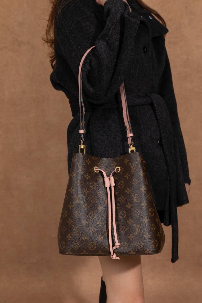 LV水桶包👜✨ 尺寸为 26×26×17.5cm，作为经典著作，它是入门款中备受追捧的单品。1932 年专为承运香槟而设计的酒袋，在当代潮流的洗礼下，化身为蕴含传承之美的水桶包，被尊为“经典之王”。